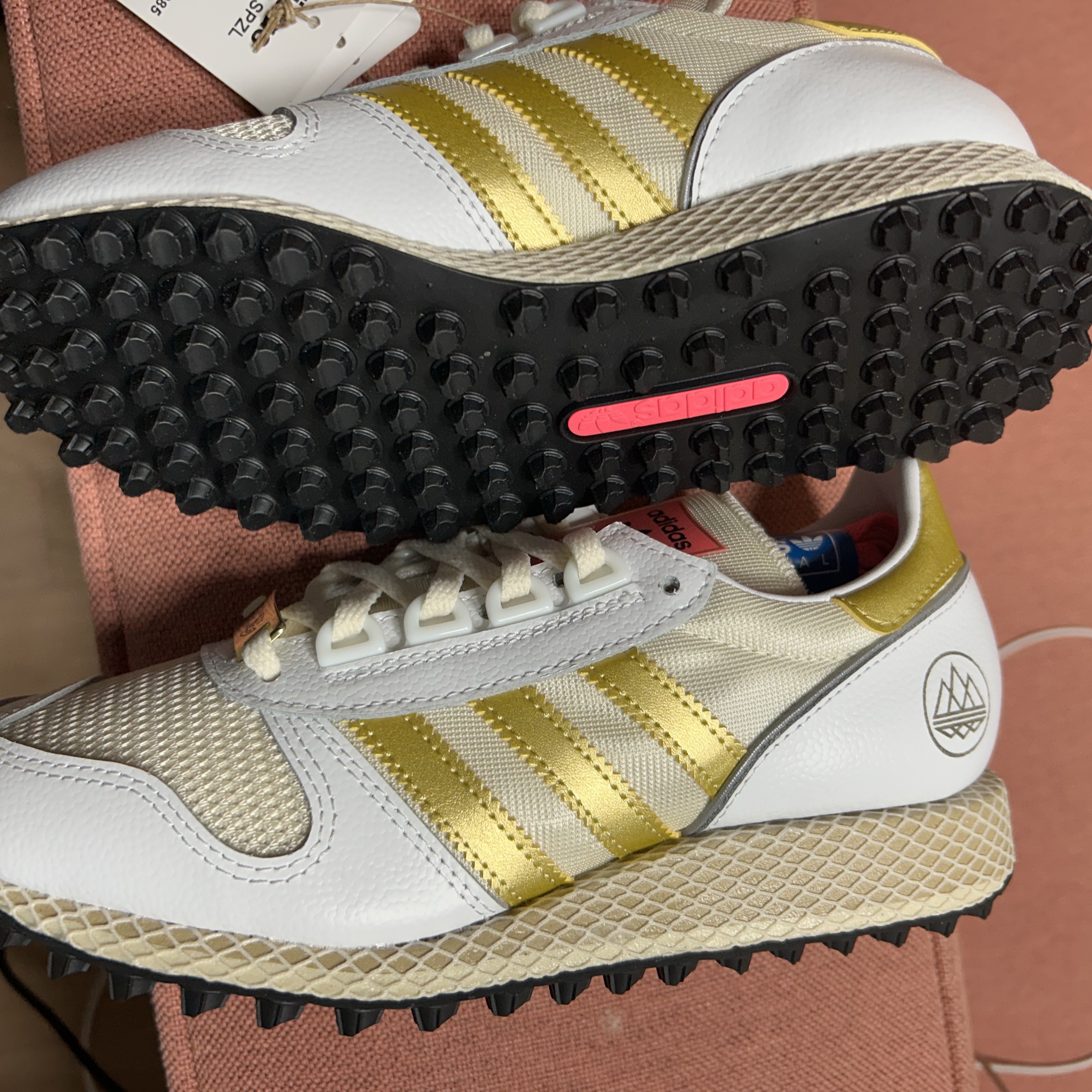 Adidas x Goldie Silverbirch Spezial Cloud White Gold Metalic 착용 스타일
