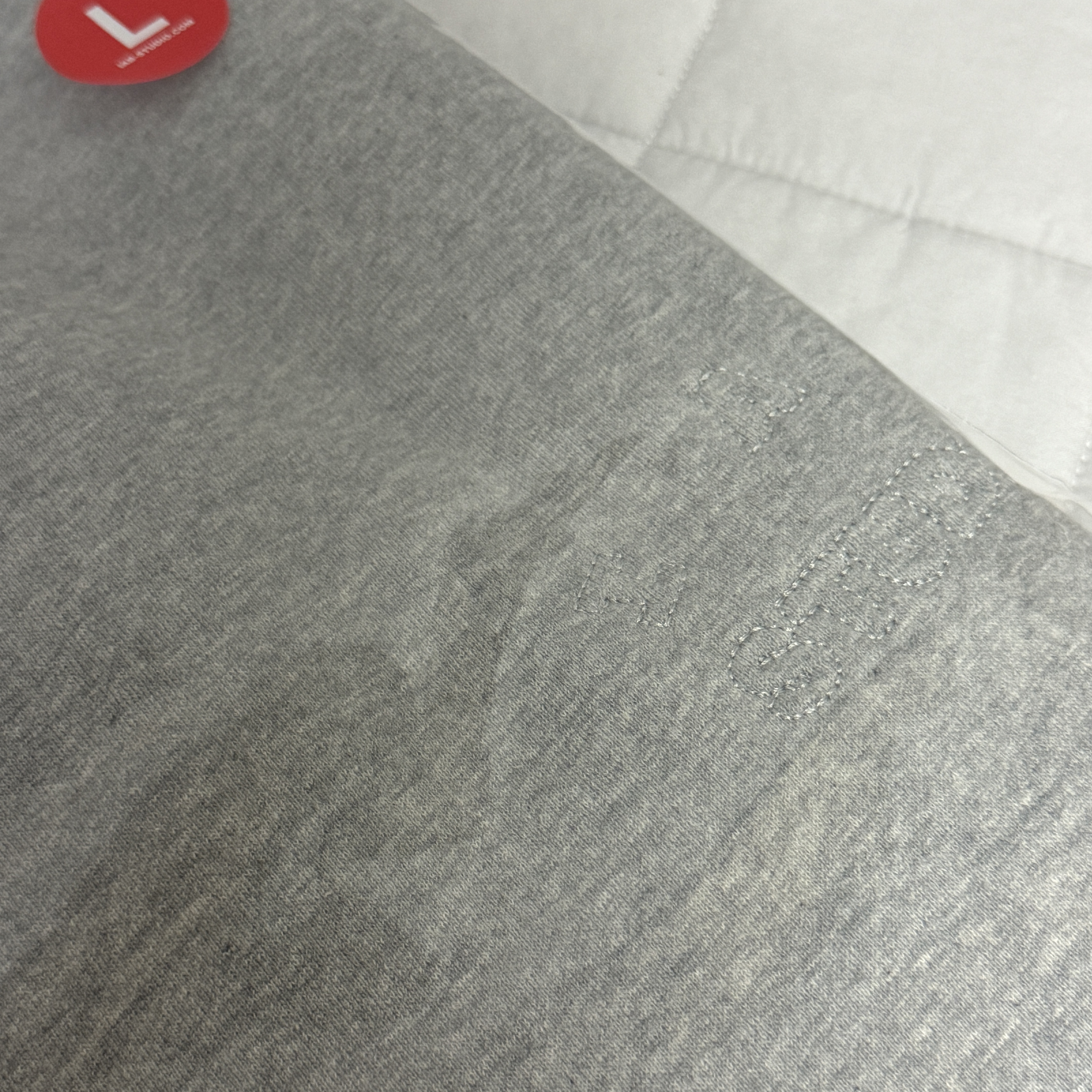 IAB Studio Embossed Sweatshirt Gray 착용 스타일