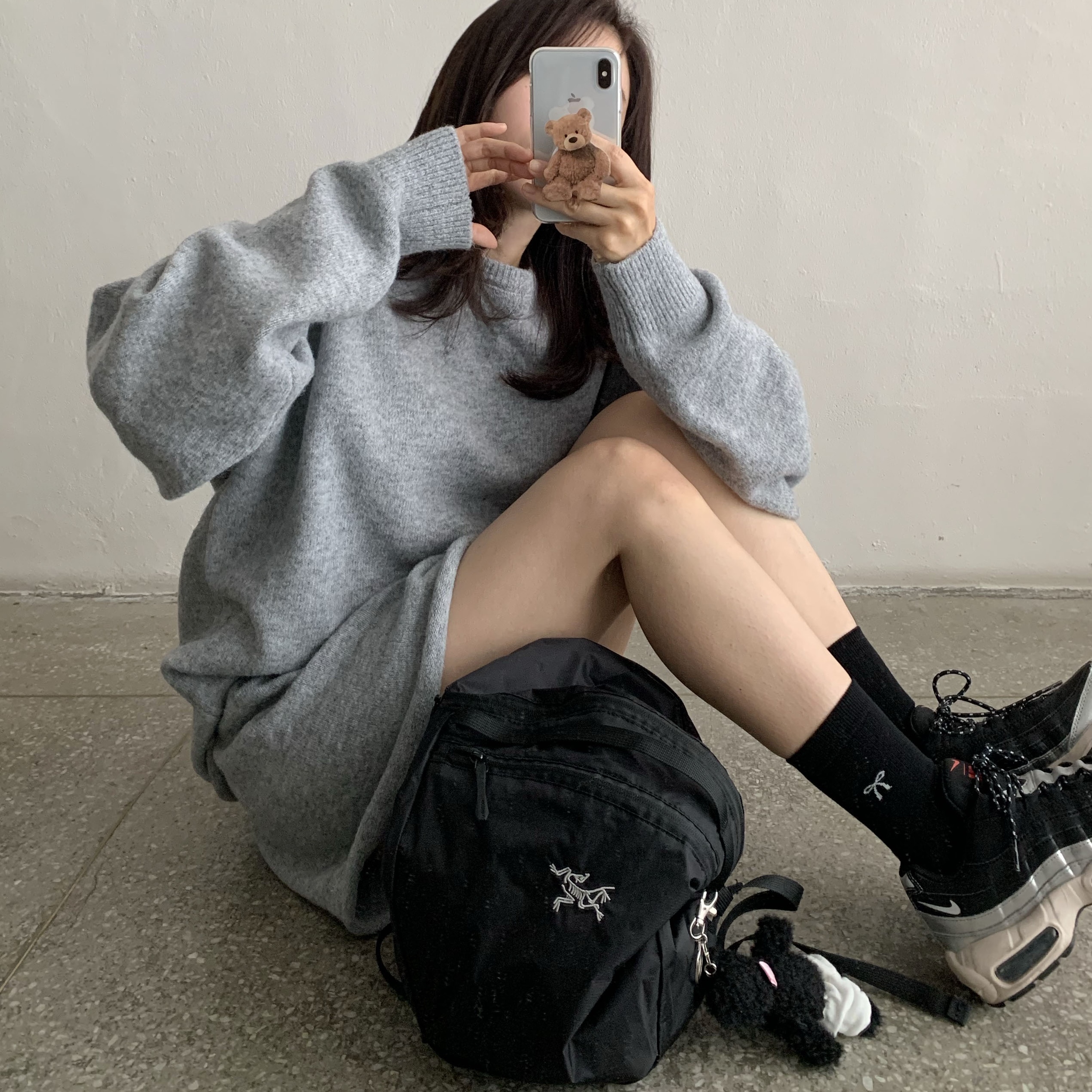 Arc'teryx Heliad 15 Backpack Black, Monamhee Beulpingi Keyring with White Pants Black 착용 스타일 - 1