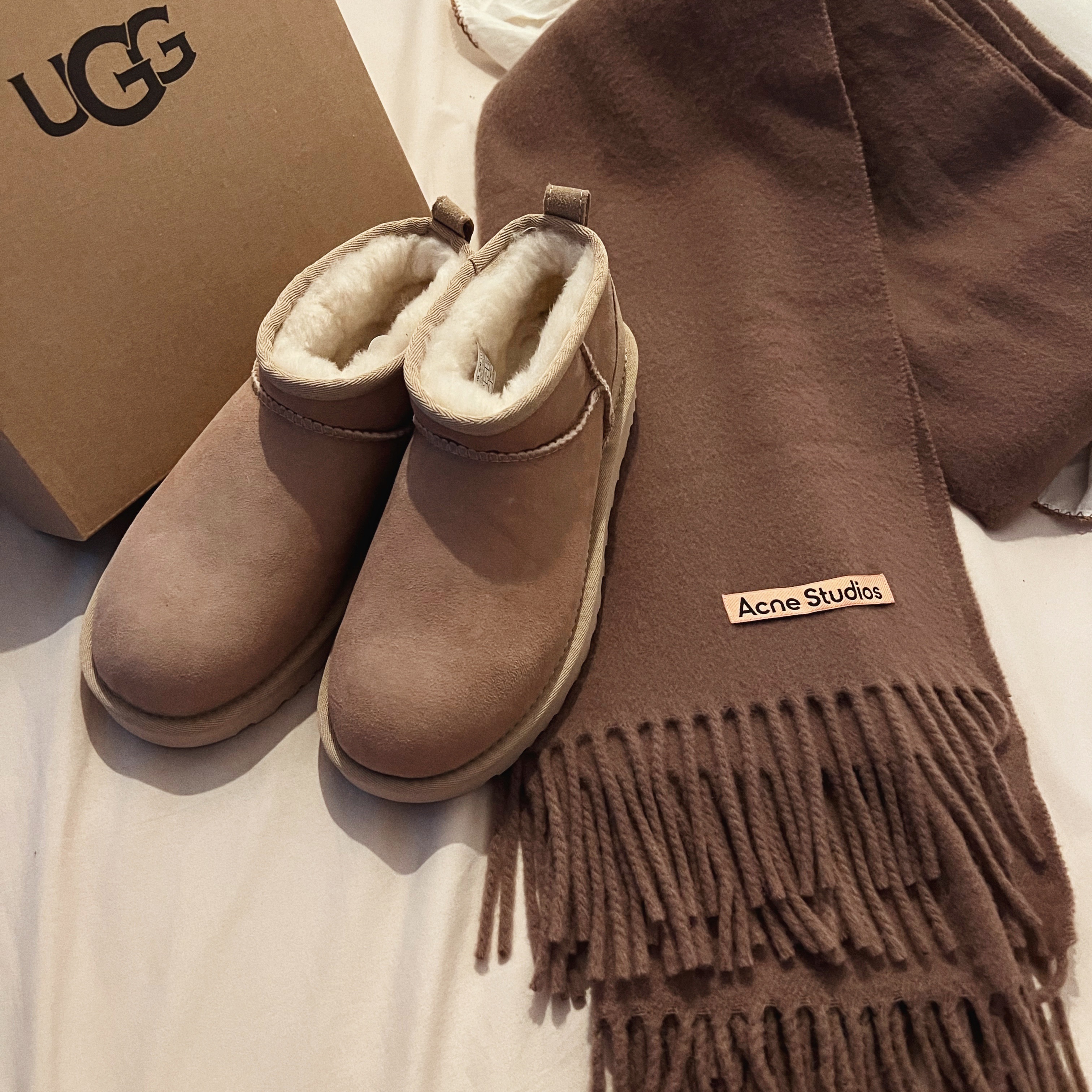 (W) UGG Classic Ultra Mini Boots Chestnut 착용 스타일 - 2