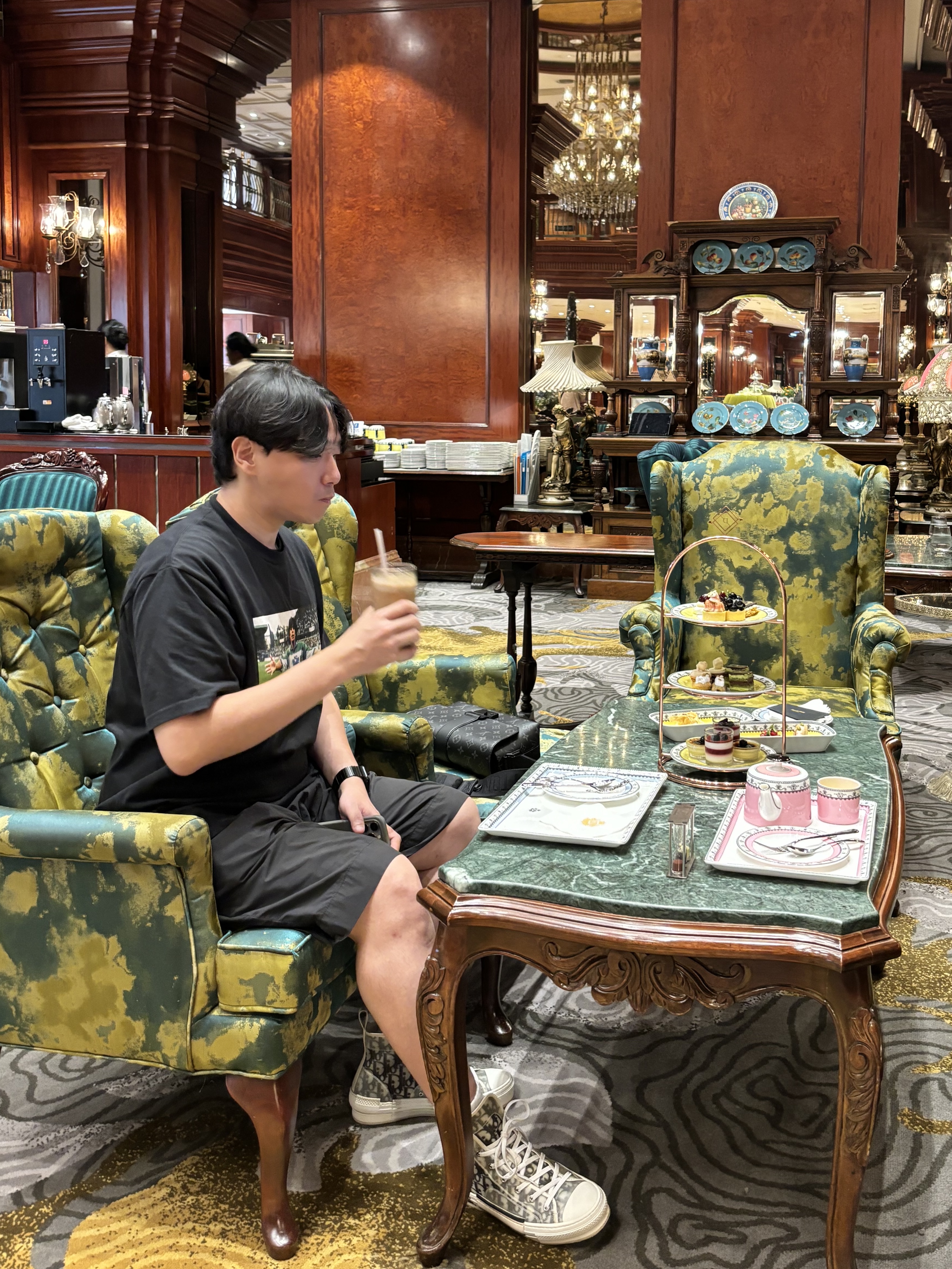 Dior B23 High Dior Oblique White & Black, Louis Vuitton S-Cape Massenger Monogram Eclipse 착용 스타일