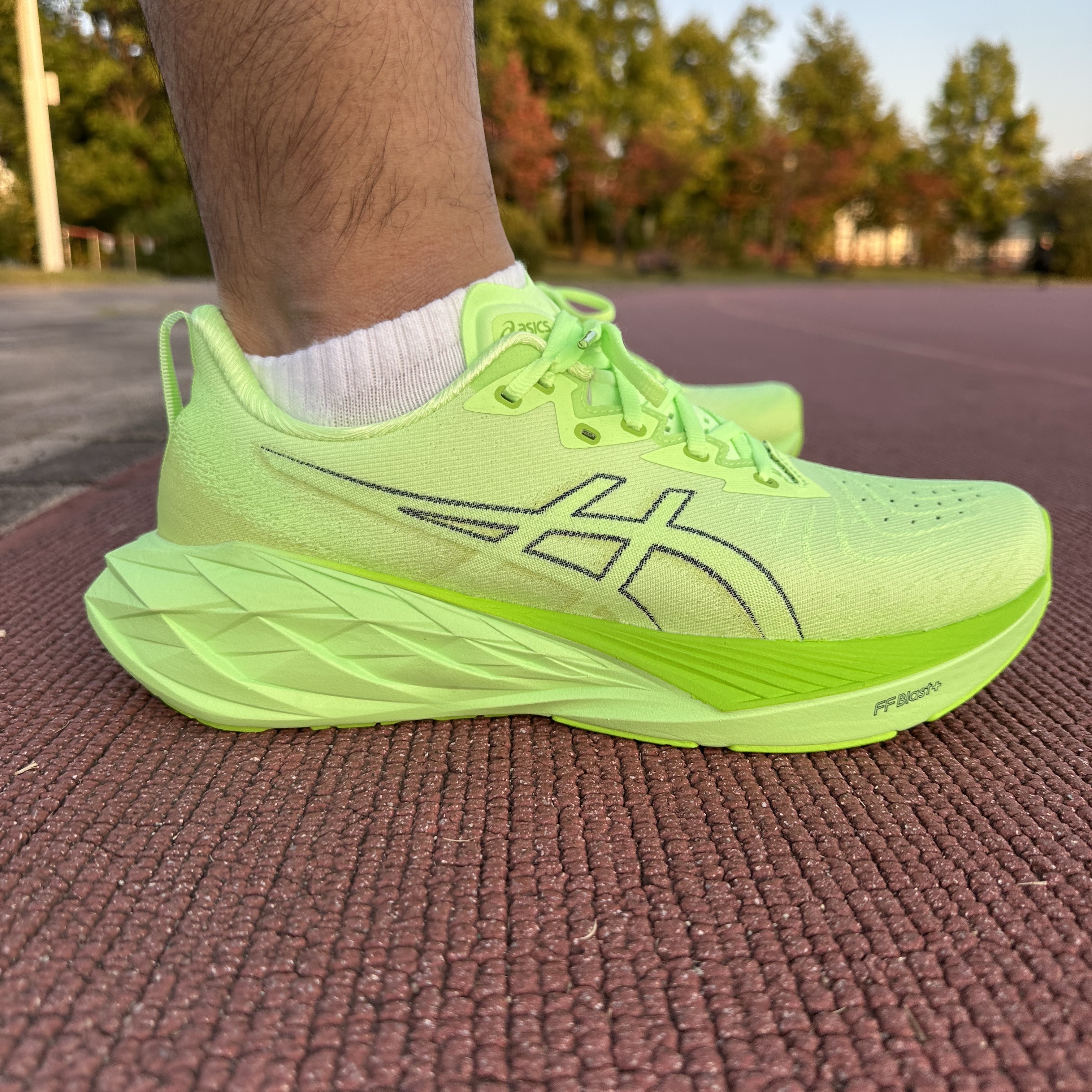 Asics Novablast 4 Illuminate Green Lime Burst - 2E Wide 착용 스타일