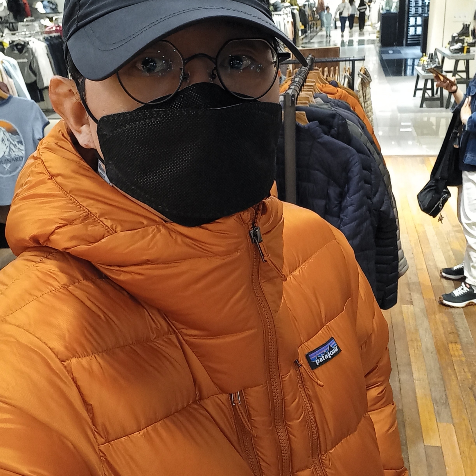 Patagonia Fitz Roy Down Hoody Black, Arc'teryx Cronin Cotton Pants Black 착용 스타일 - 3