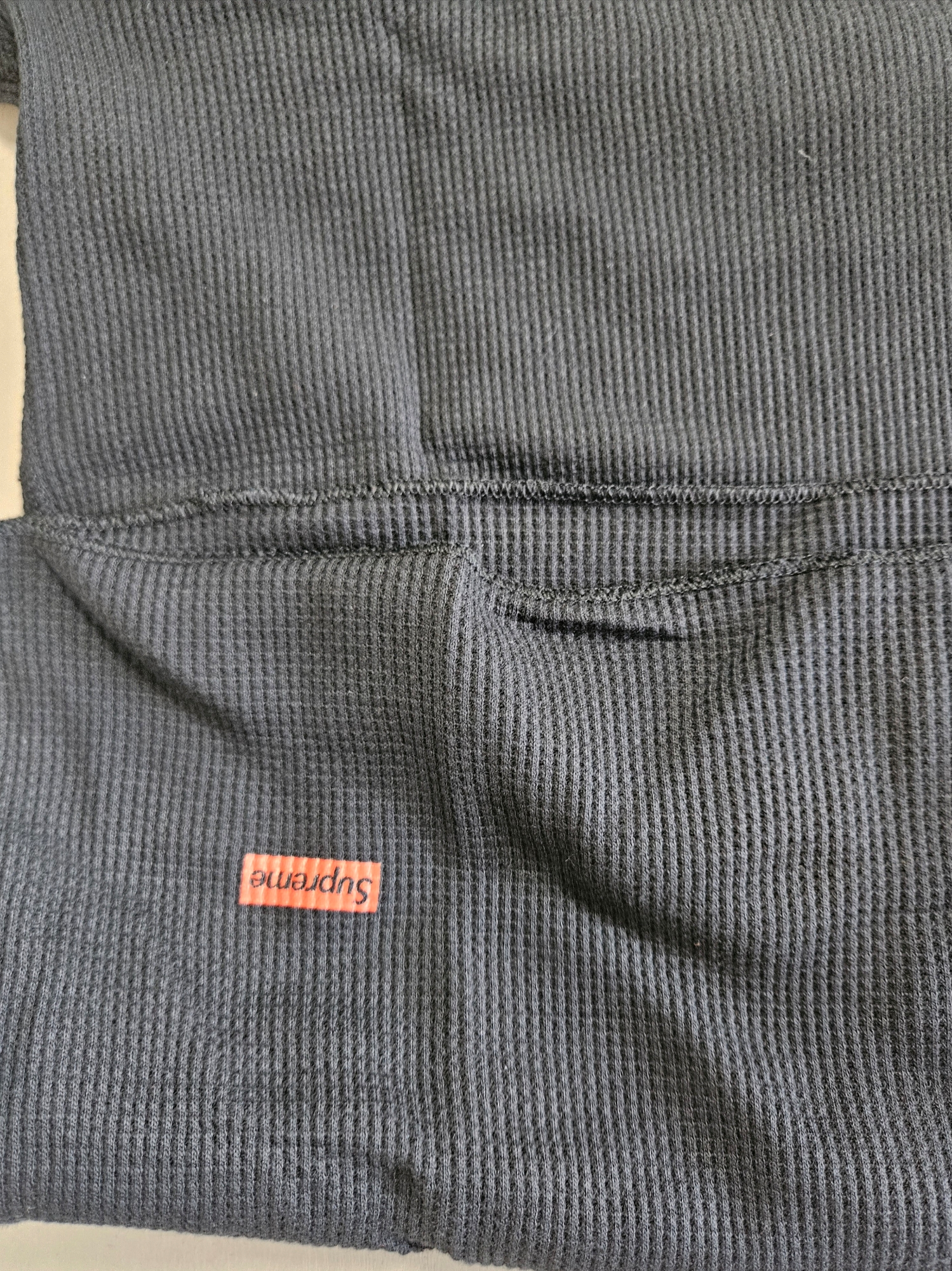Supreme Stencil Thermal S/S Top Black - 24FW 착용 스타일 - 4