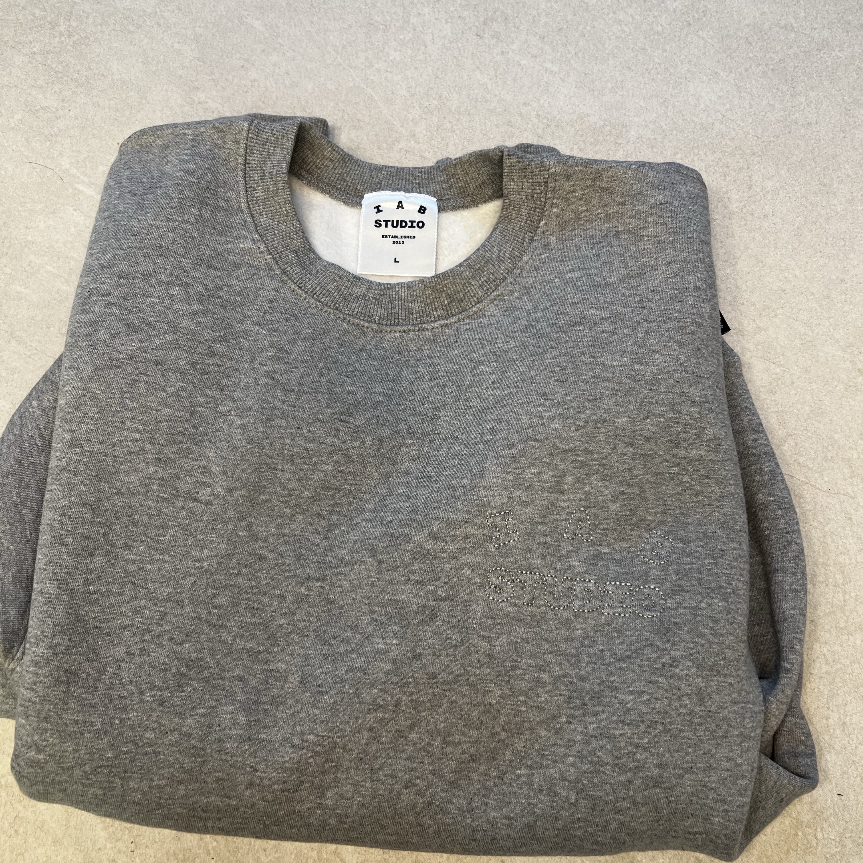 IAB Studio Embossed Sweatshirt Gray 착용 스타일 - 3