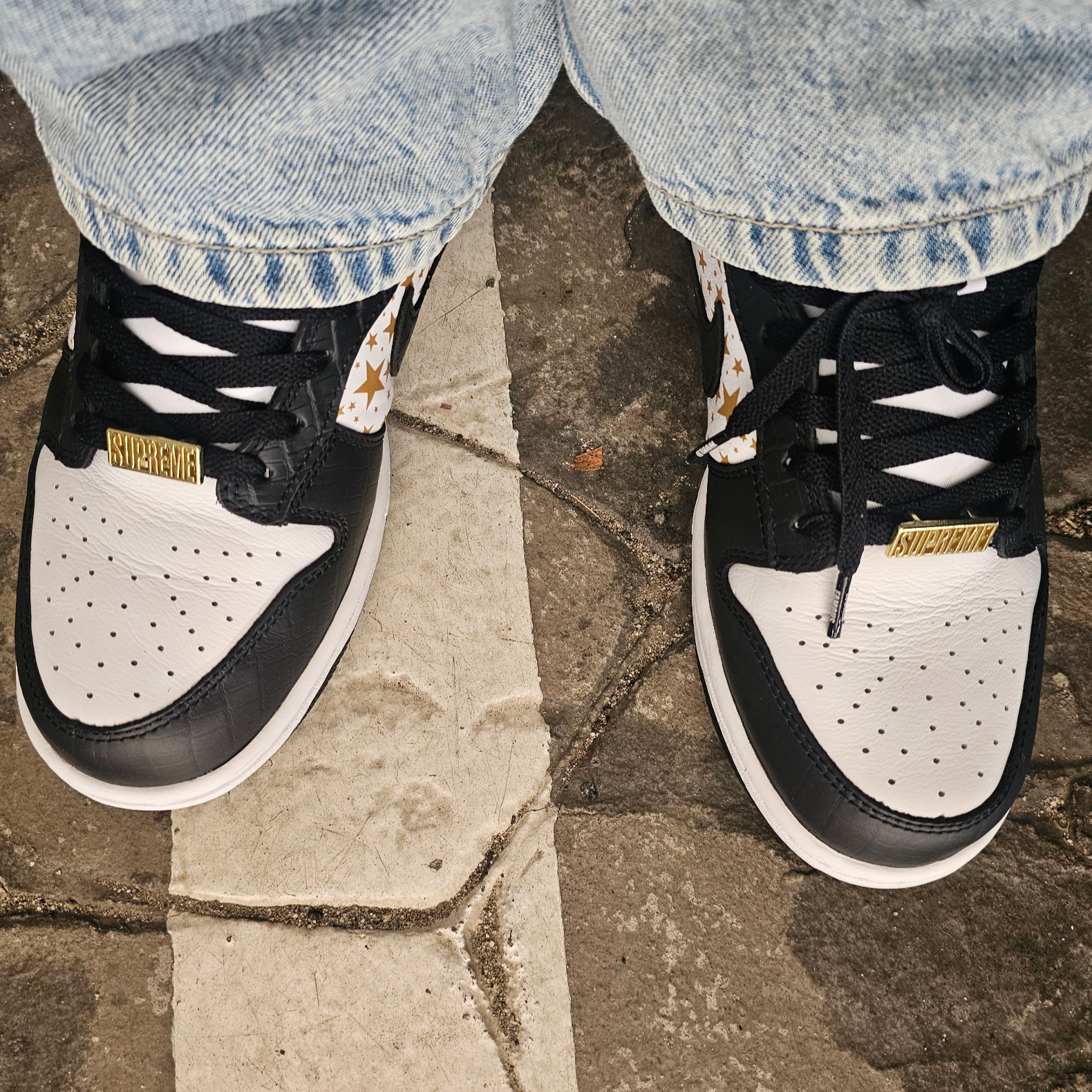 Nike x Supreme SB Dunk Low Black 착용 스타일