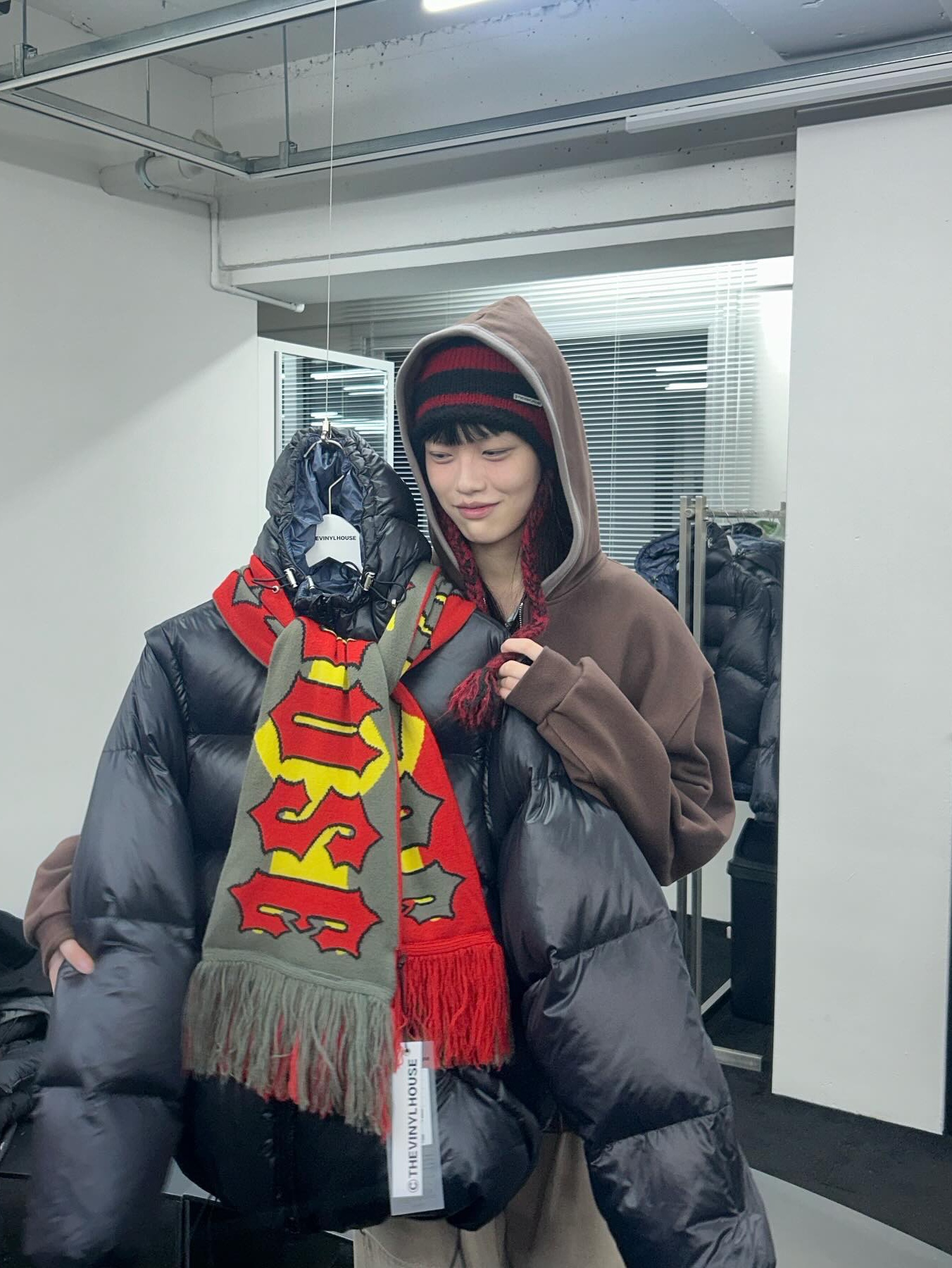 Thevinylhouse Hooded Duck Down Jacket Black, Thevinylhouse Hooded Duck Down Jacket Charcoal 착용 스타일