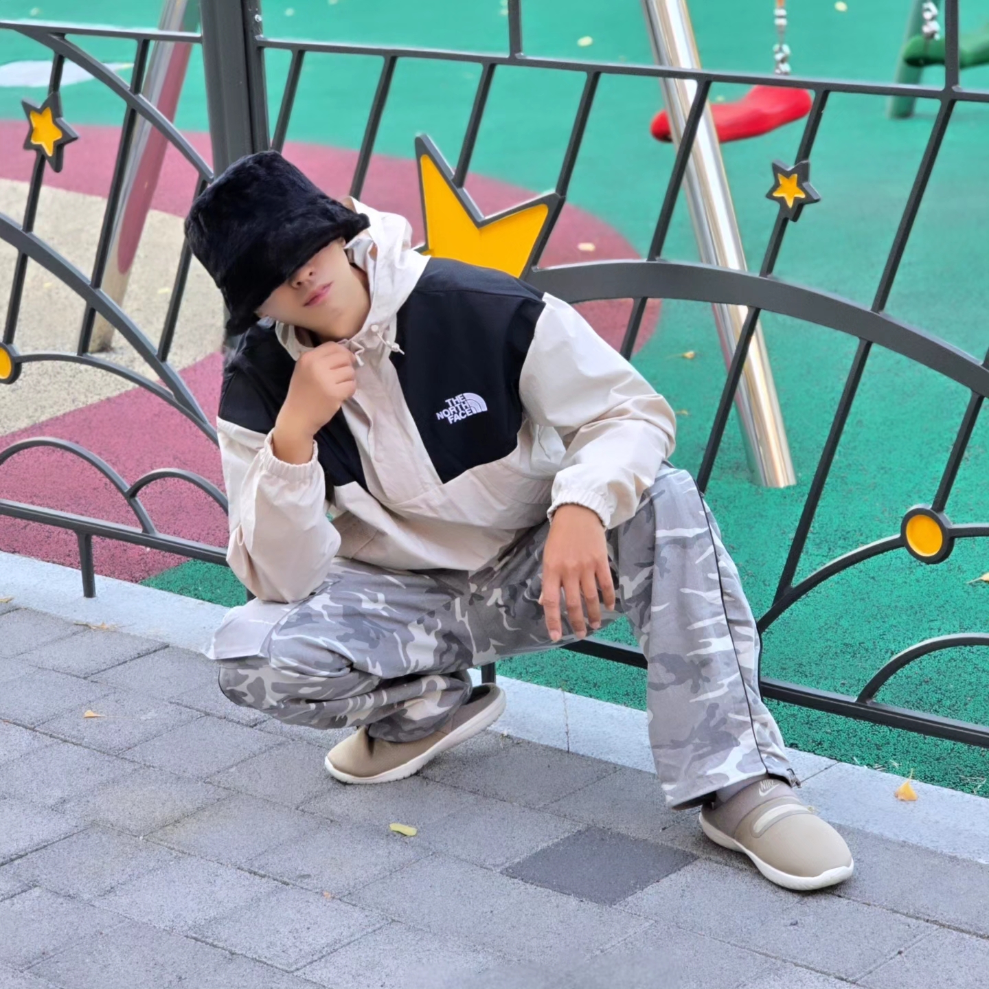 The North Face White Label Hi Mountain Anorak Light Beige, Nike Burrow Khaki Rattan 착용 스타일 - 3