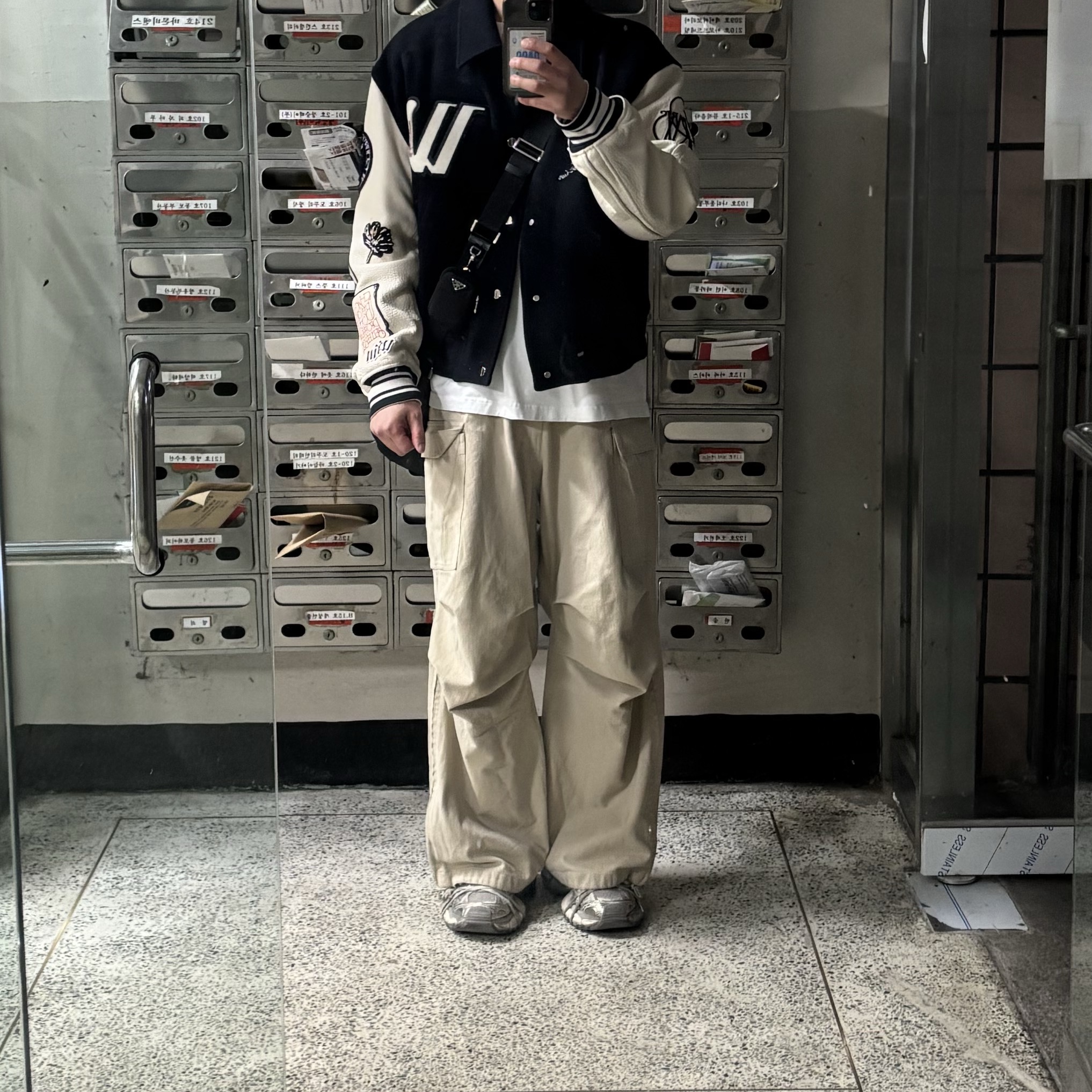 Balenciaga 3XL Sneakers Light Beige, Nonnod Side Zip Cargo Pants Beige 착용 스타일