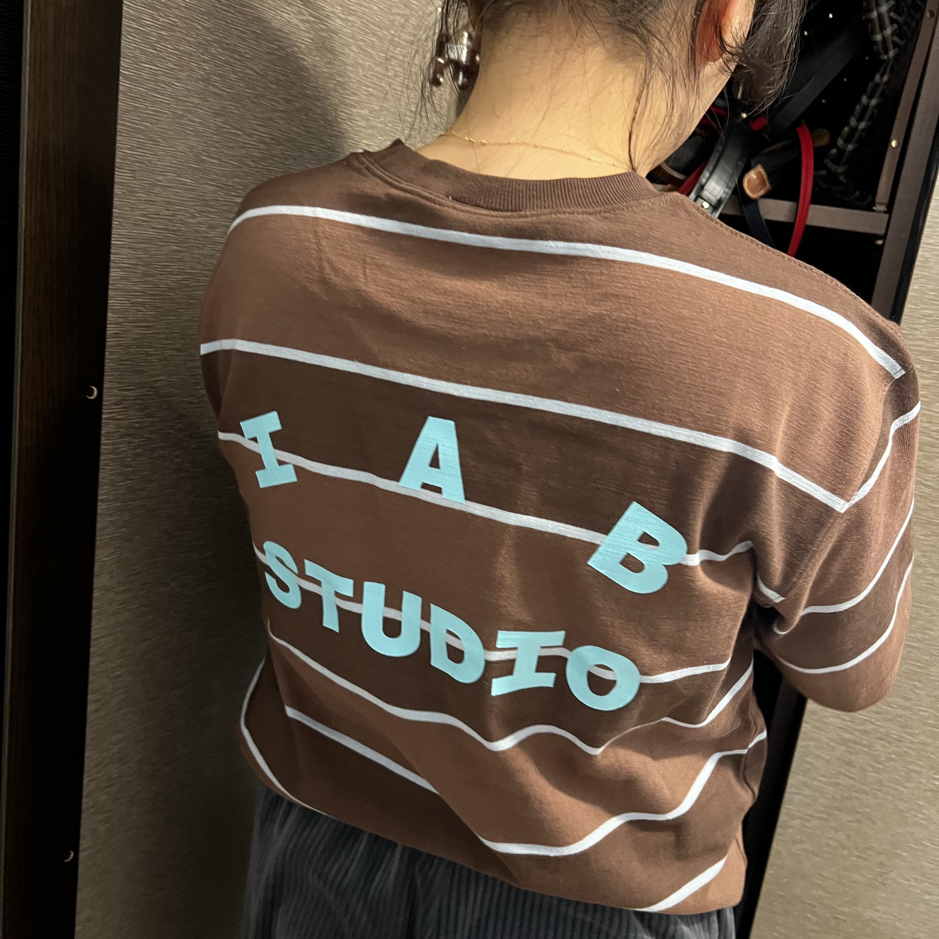 IAB Studio Striped T-Shirt Brown 착용 스타일 - 2