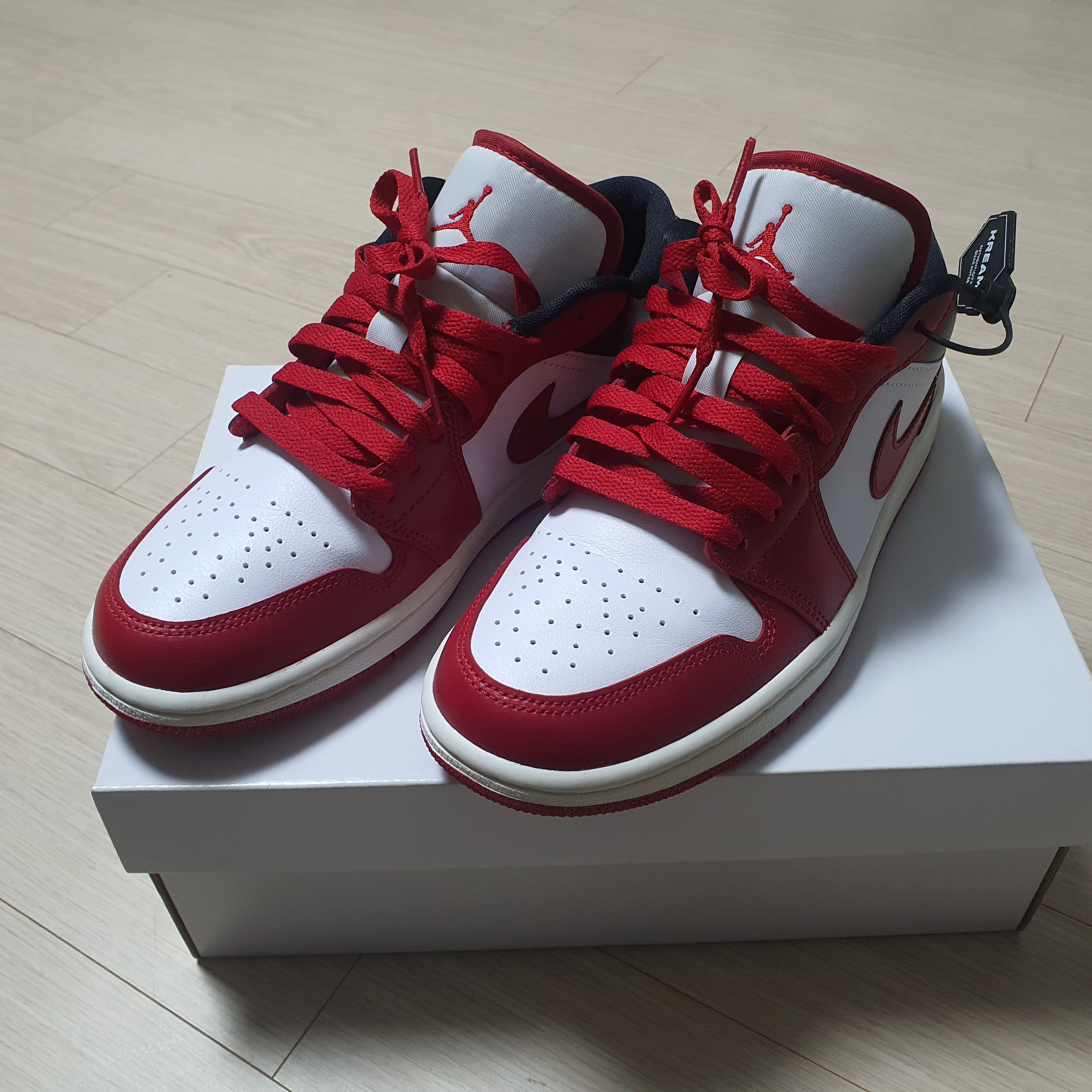 (W) Jordan 1 Low White Gym Red 착용 스타일 - 1