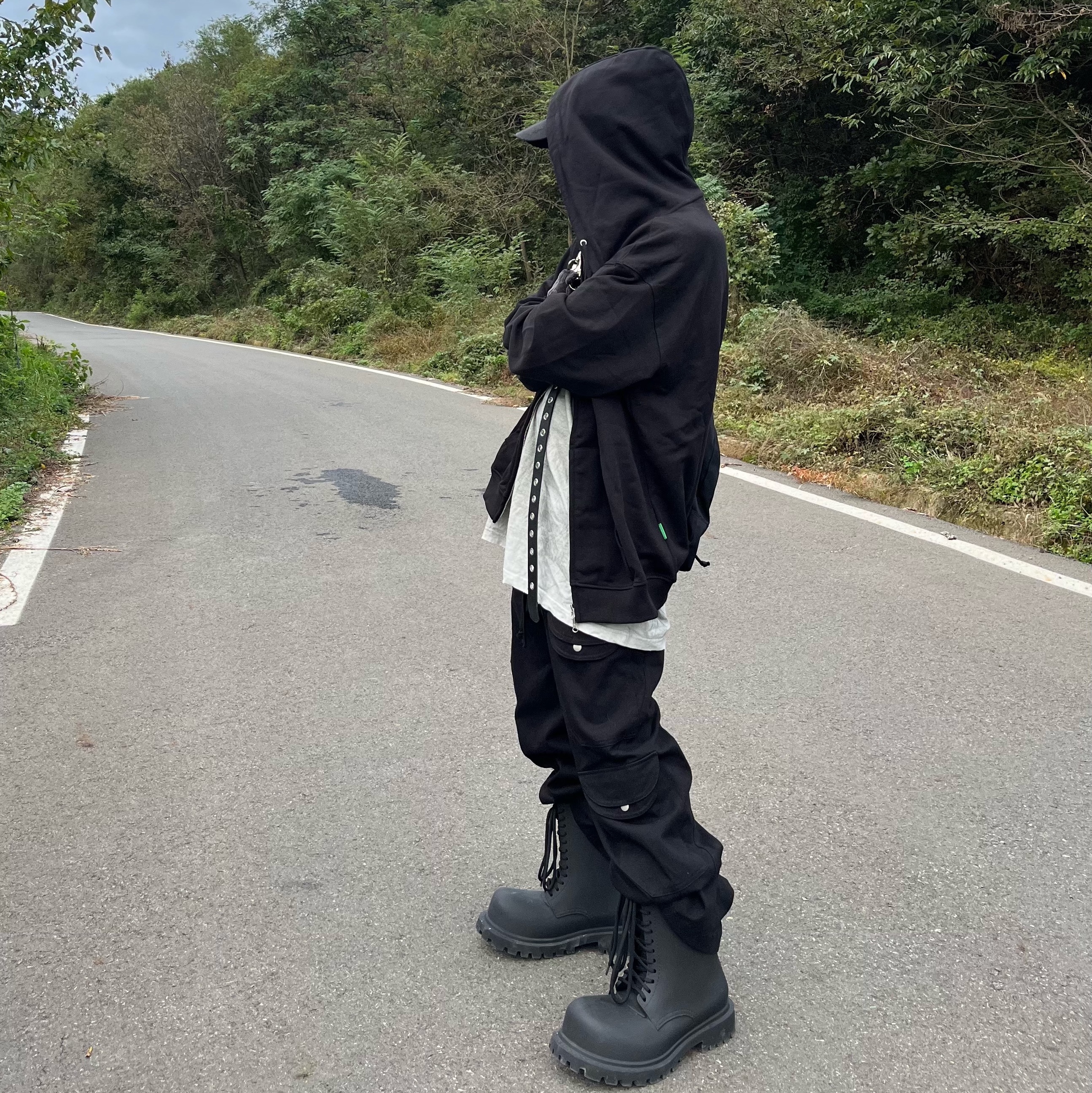 Balenciaga XL Army Boots Full Eva Black, REPINER Fortino Cargo Pants Black 착용 스타일 - 3