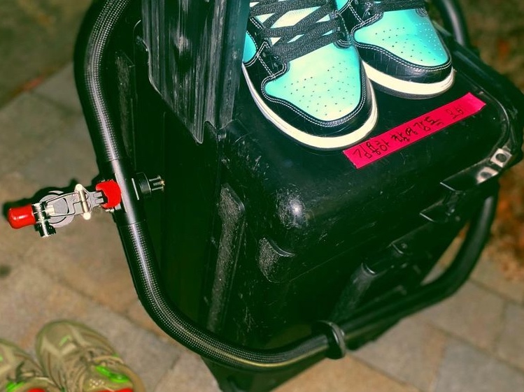 Nike x Diamond Supply Co. SB Dunk High Tiffany, Nike x Supreme Shox Ride 2 SP Neutral Olive 착용 스타일