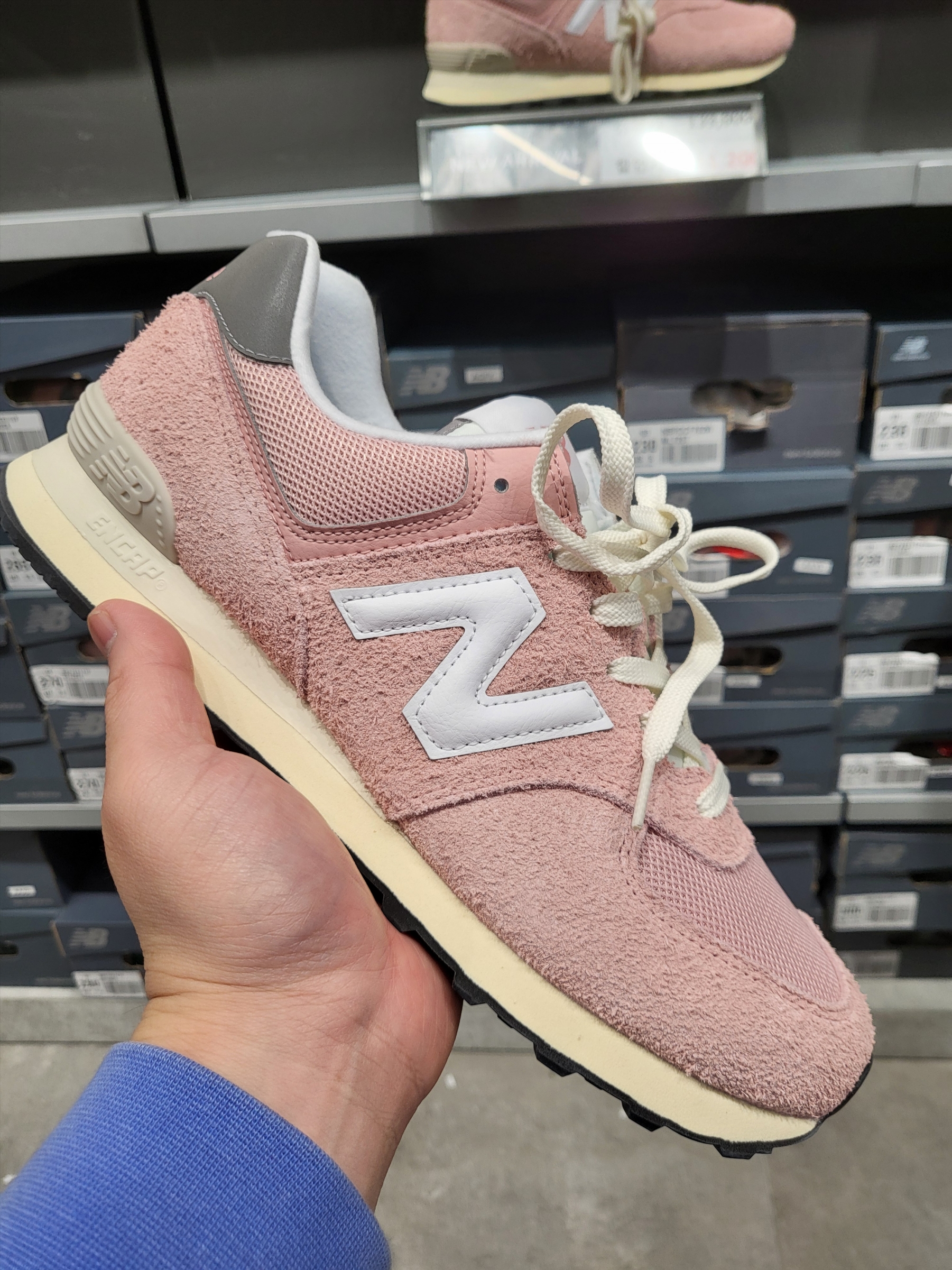 New Balance 574 Heritage Mellow Pink 착용 스타일 - 1
