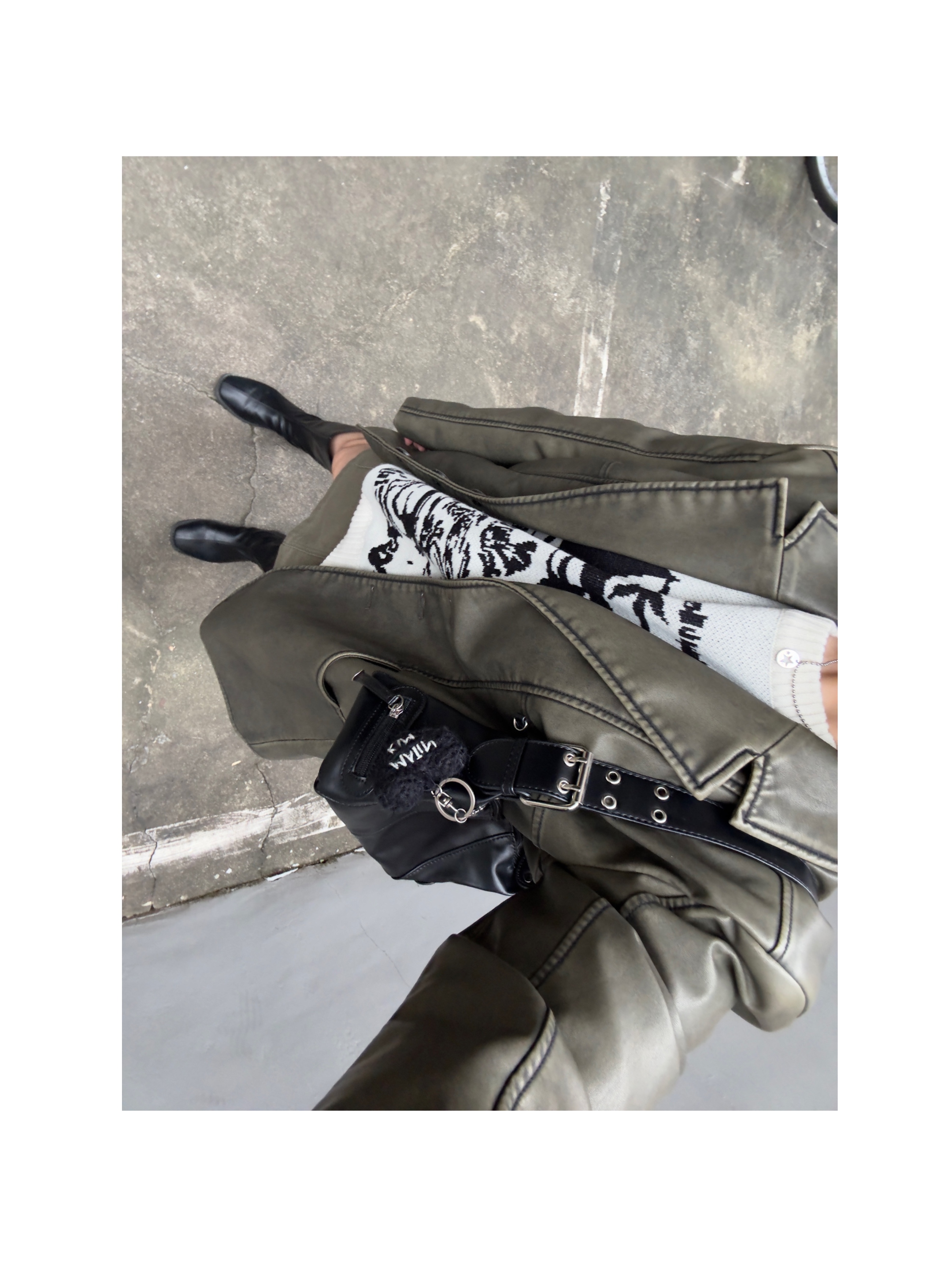 (W) Matin Kim Washed Leather Single Jacket Khaki 착용 스타일