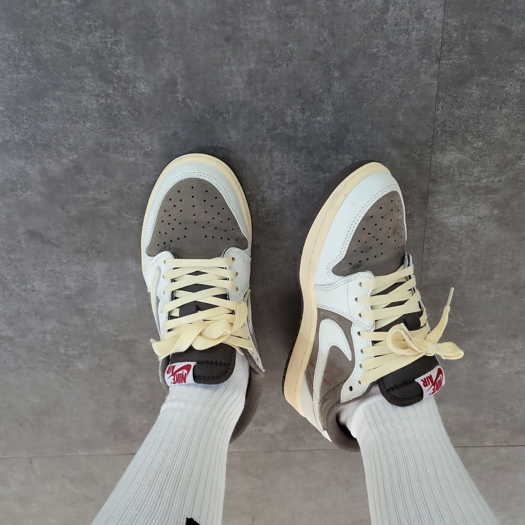 Jordan 1 x Travis Scott Retro Low OG SP Sail and Ridgerock, (W) ONERM Wild Cats Cropped Rugby Jersey Digital Camo 착용 스타일 - 3