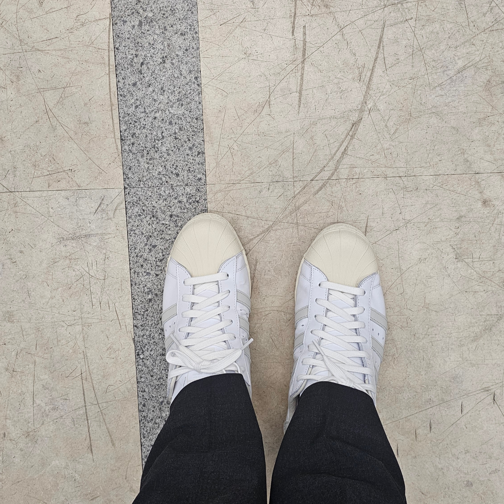 Adidas Superstar 82 White Orbit Grey 착용 스타일