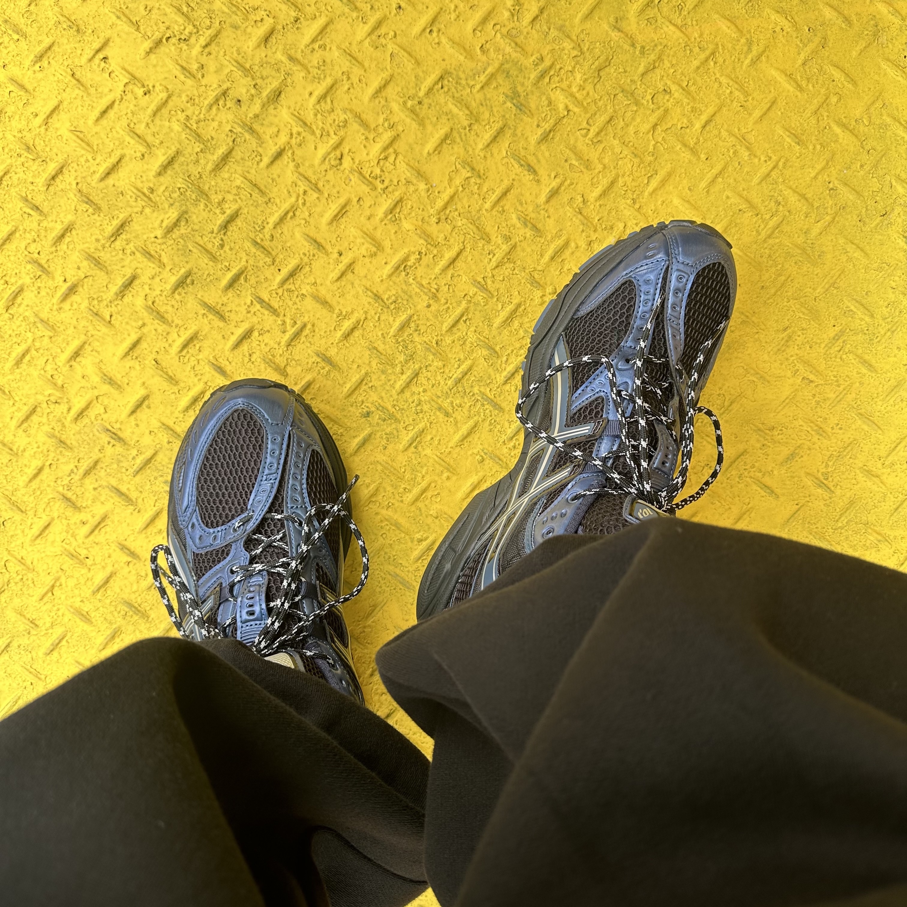 Asics Gel-Nimbus 10.1 Black Grand Shark 착용 스타일 - 2