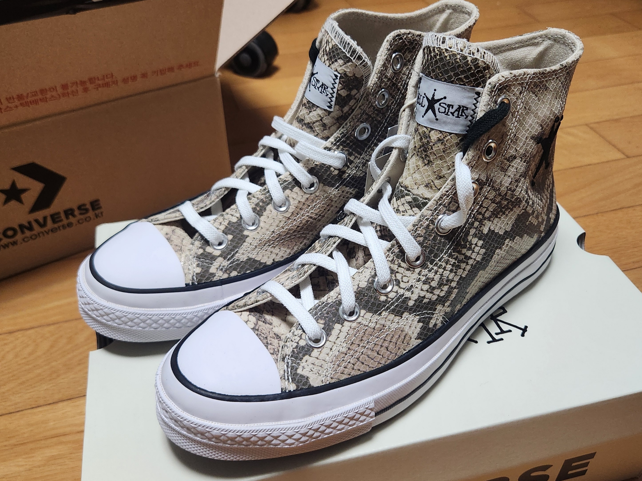Converse x Stussy Chuck 70 High Leather Snakeskin 착용 스타일