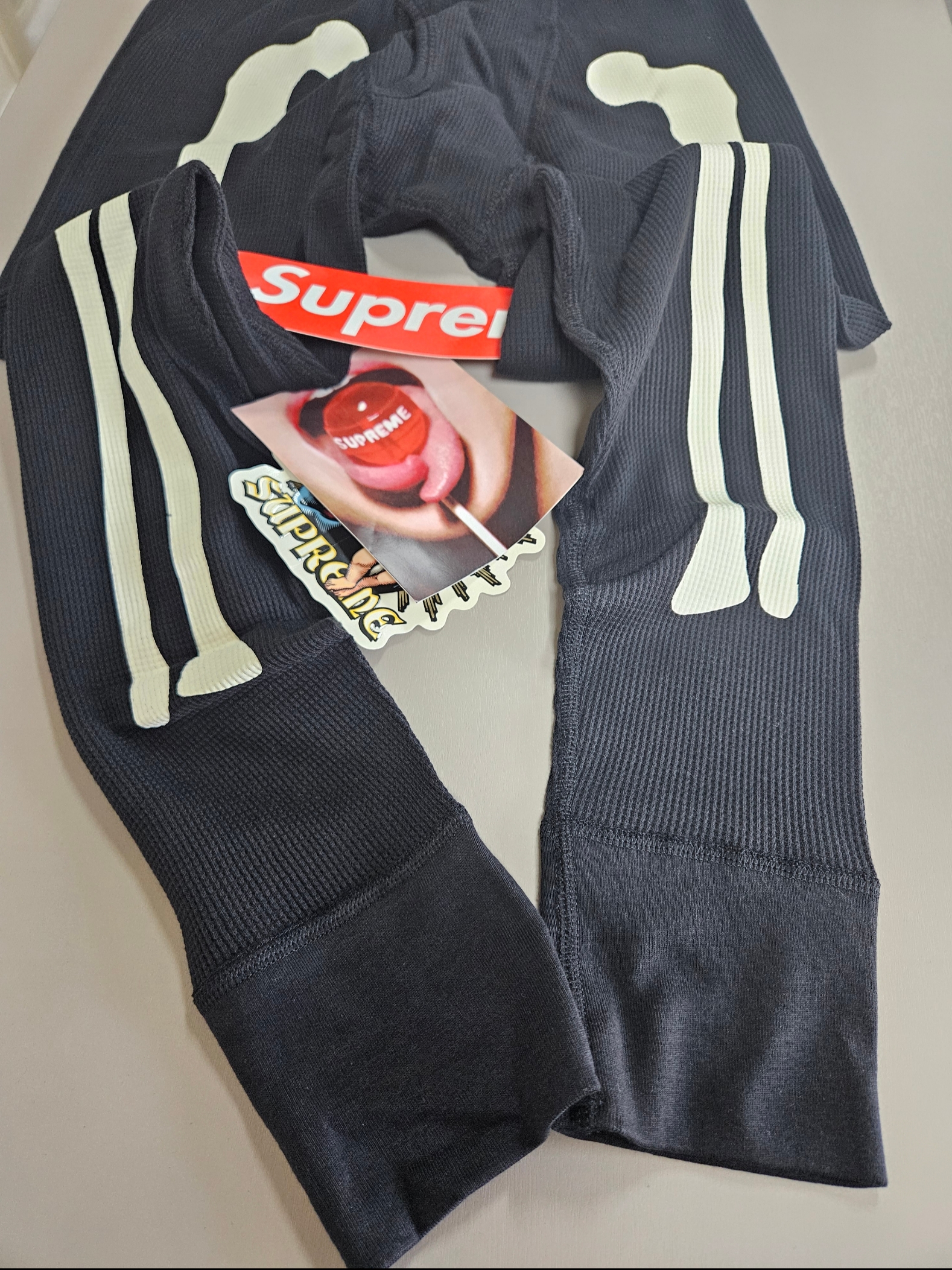 Supreme Stencil Thermal S/S Top Black - 24FW 착용 스타일 - 4