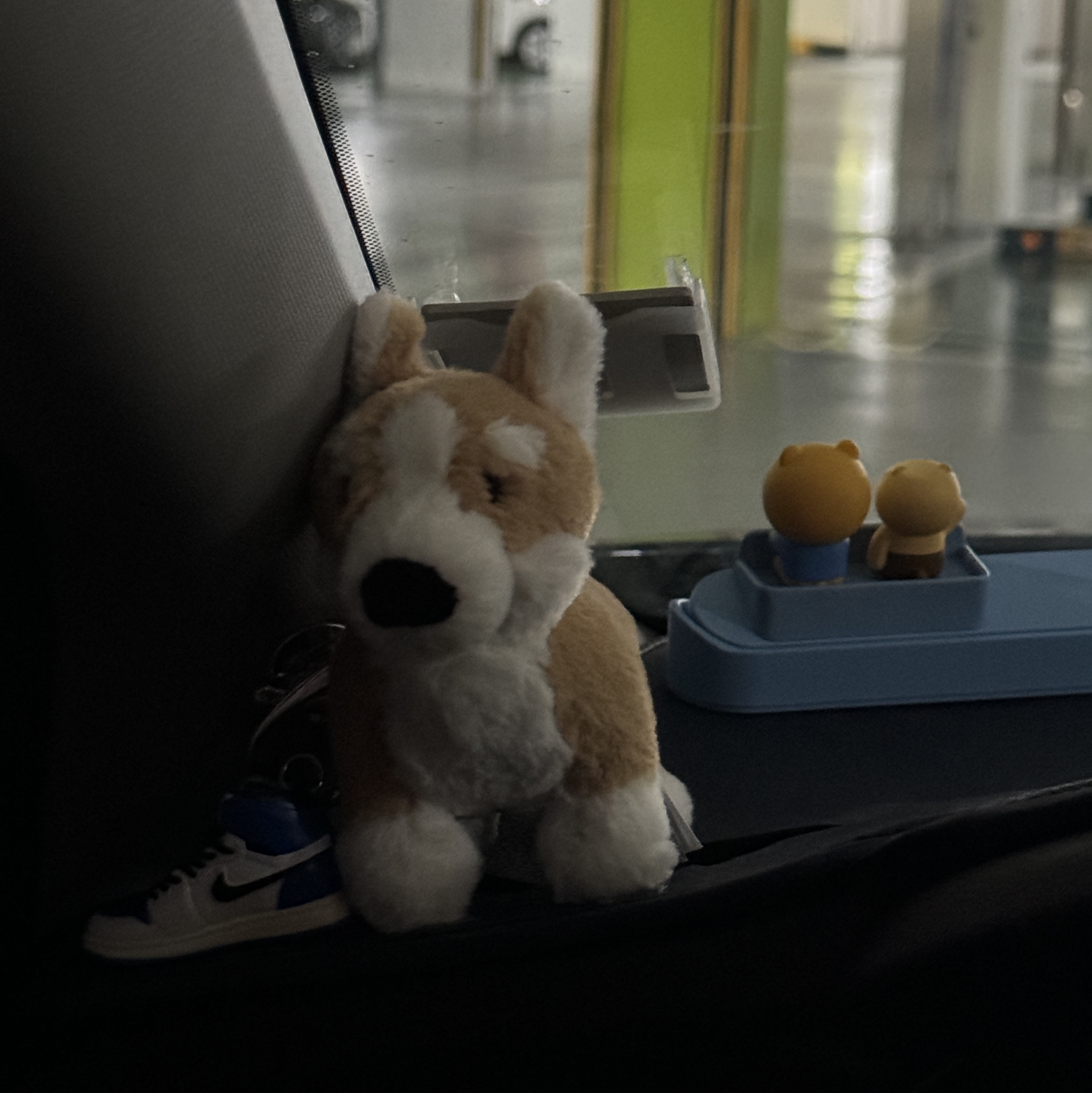 Jellycat Betty Corgi Bag Charm Honey 착용 스타일