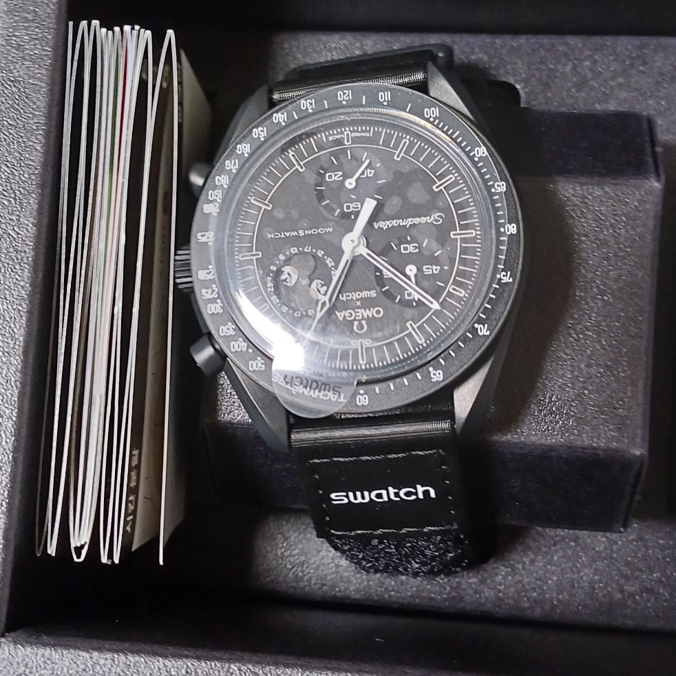 Swatch x Omega x Snoopy Bioceramic Moonswatch Mission To The Moonphase New Moon 착용 스타일 - 2