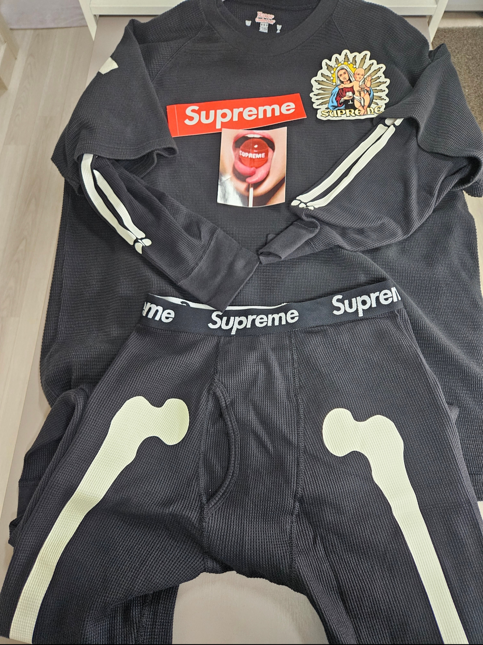 Supreme Stencil Thermal S/S Top Black - 24FW 착용 스타일 - 7