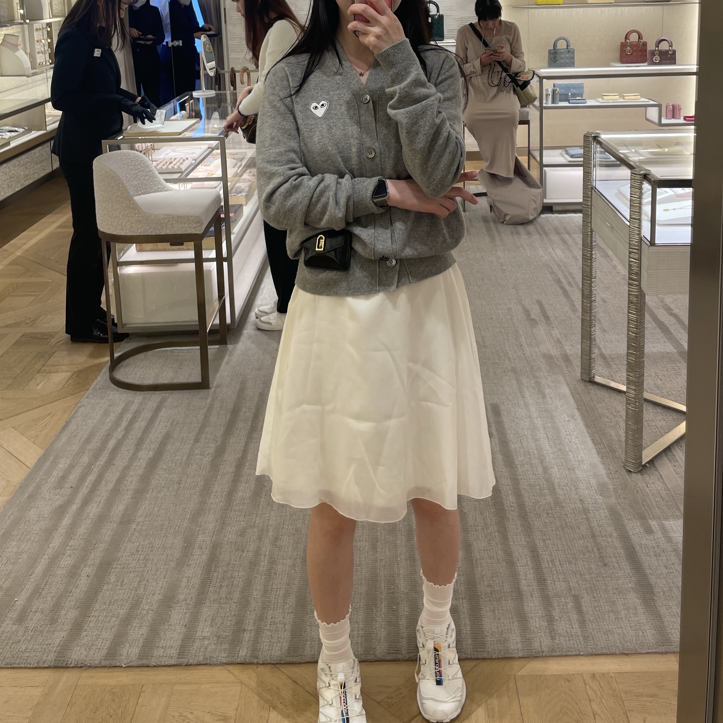 FARVEN Deep V-Neck Dress Ivory, Play Comme des Garcons Black Heart Knit Cardigan Grey 착용 스타일 - 3