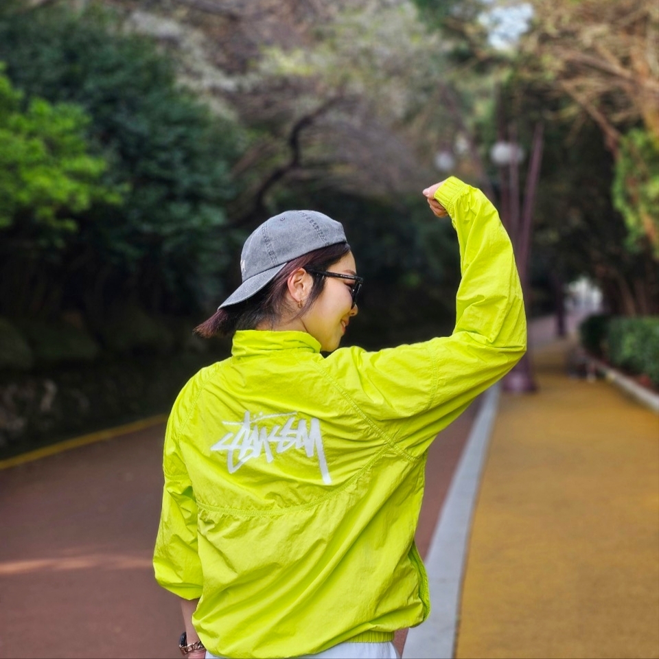 Nike x Stussy Windrunner Jacket Bright Cactus, Stussy Washed Stock Low Pro Cap Charcoal 착용 스타일