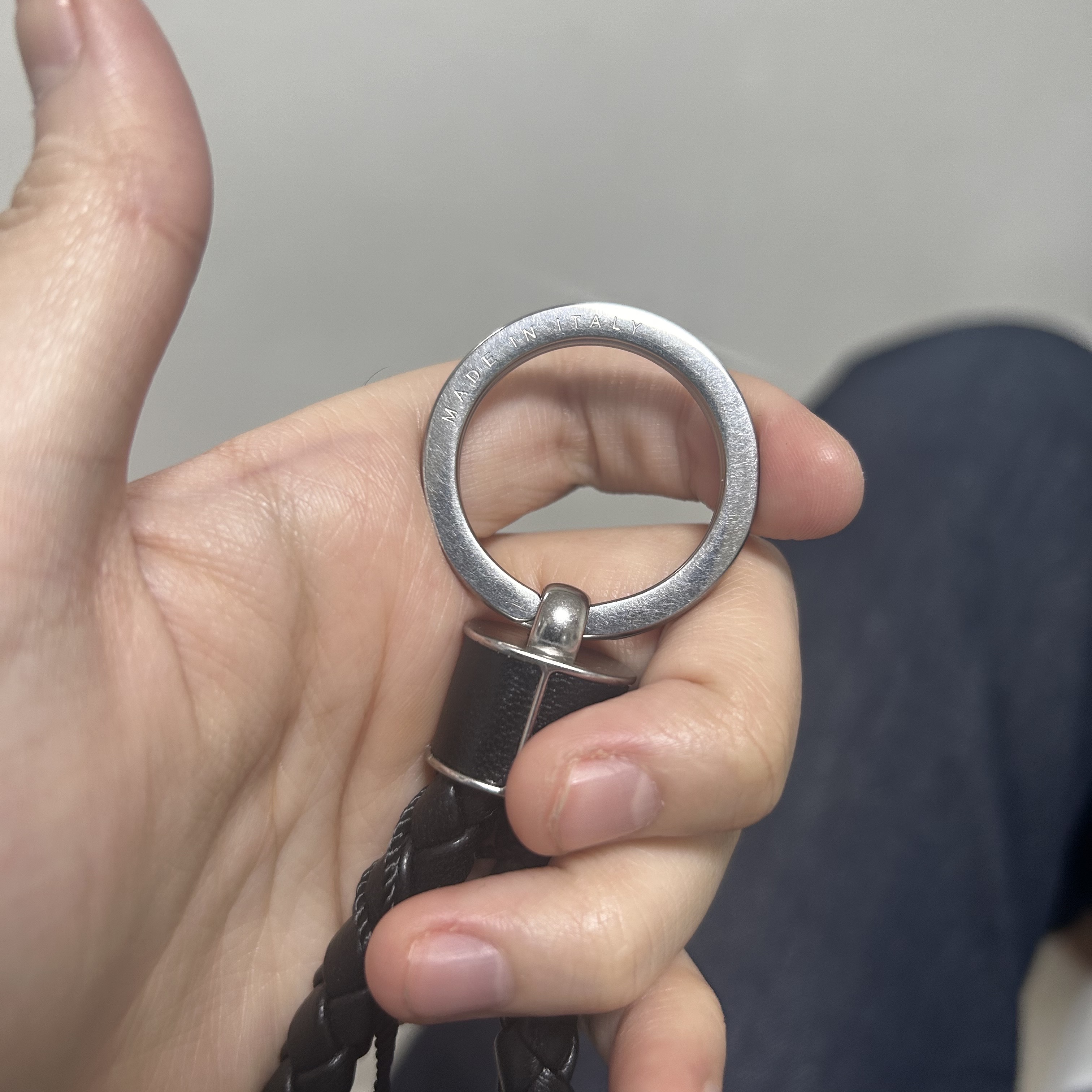 Bottega Veneta Intreccio Keyring Black 착용 스타일 - 1