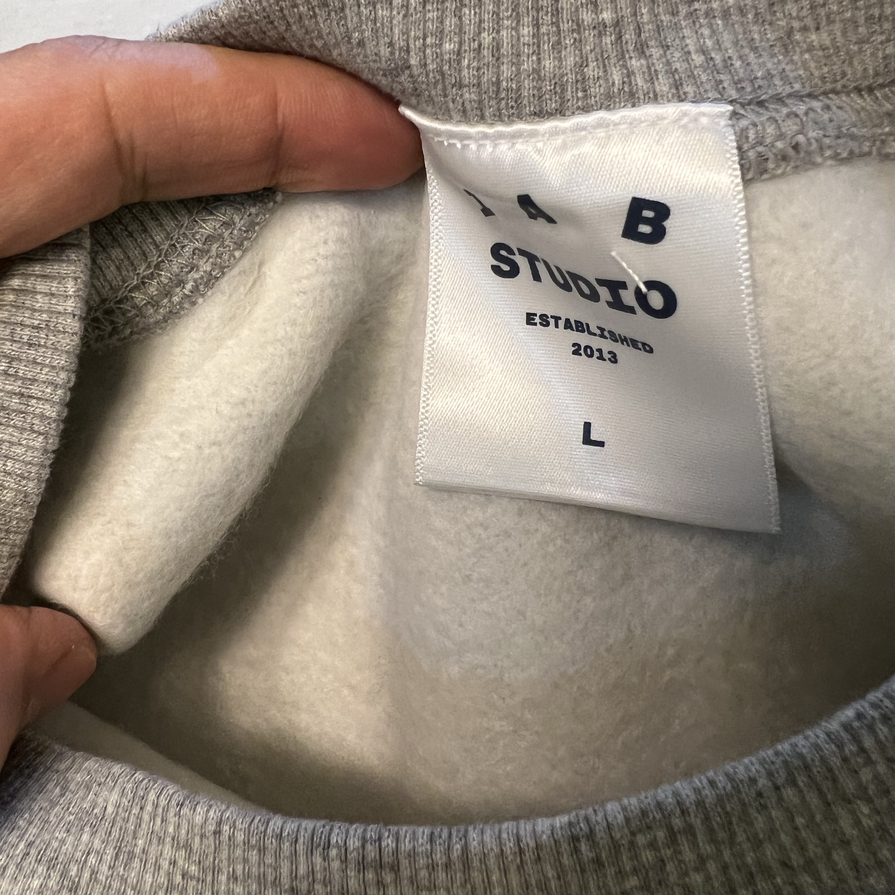IAB Studio Embossed Sweatshirt Gray 착용 스타일 - 4