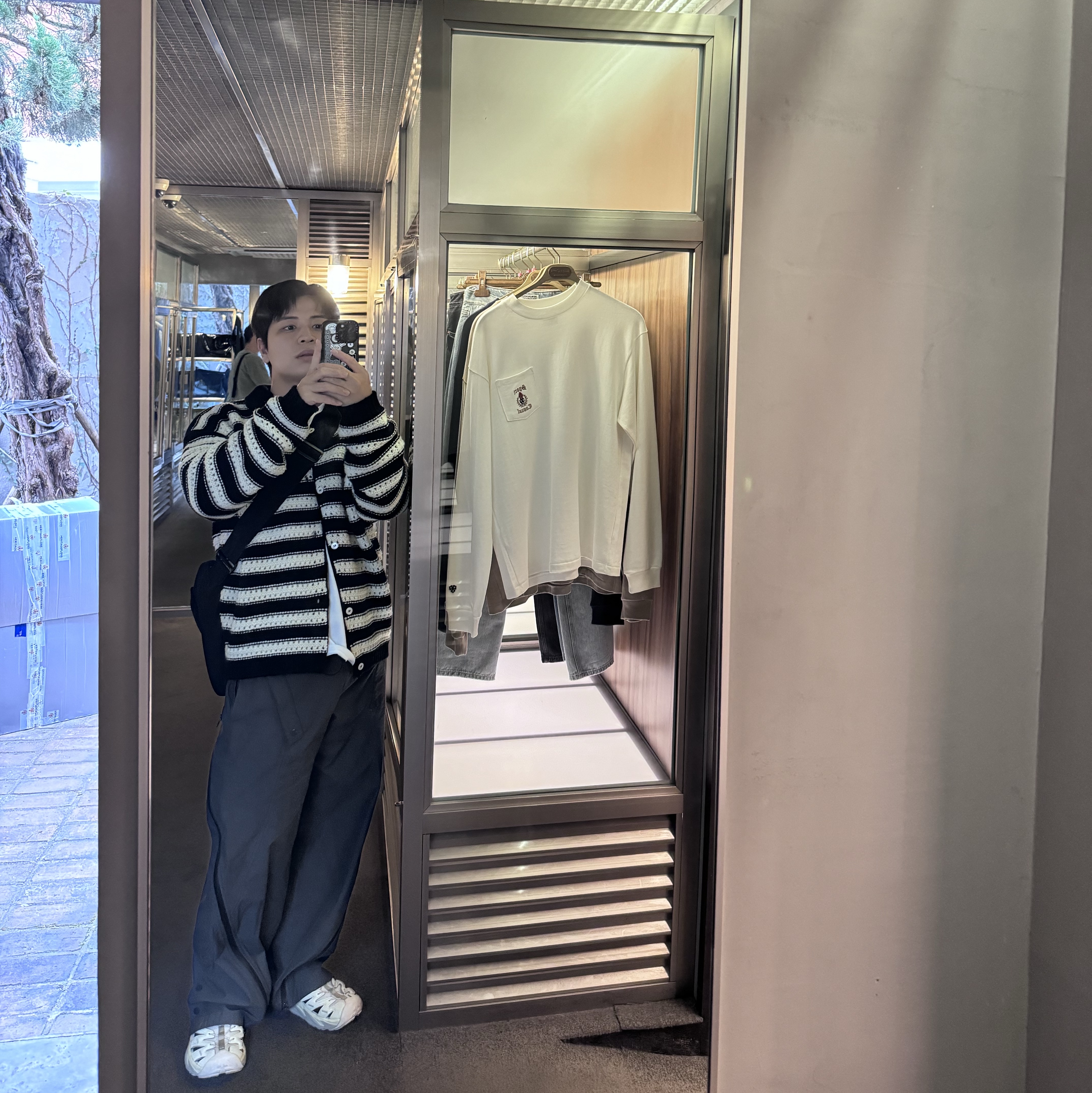 STU Wool Collar Stripe Cardigan Black, Hoka Hopara Shifting Sand Dune 착용 스타일