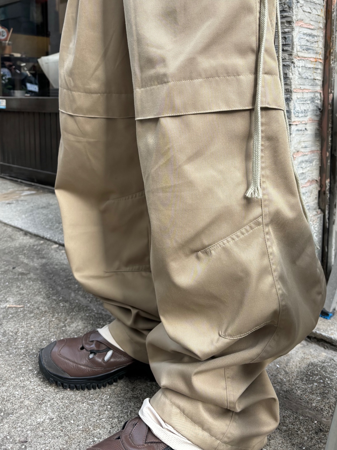 Wapworks Office Back Slit Pants Beige 착용 스타일 - 2