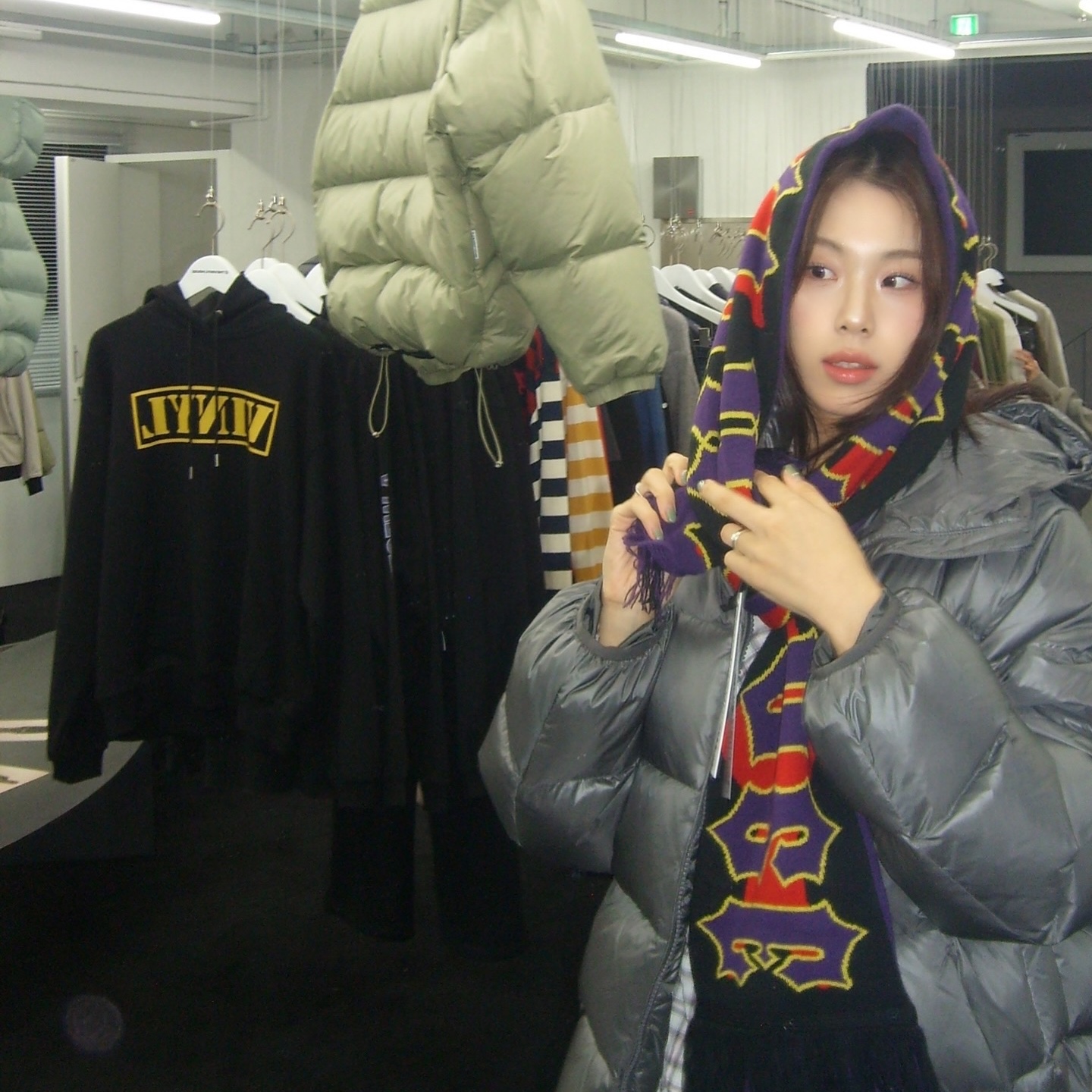 Thevinylhouse Hooded Duck Down Jacket Black, Thevinylhouse Hooded Duck Down Jacket Charcoal 착용 스타일