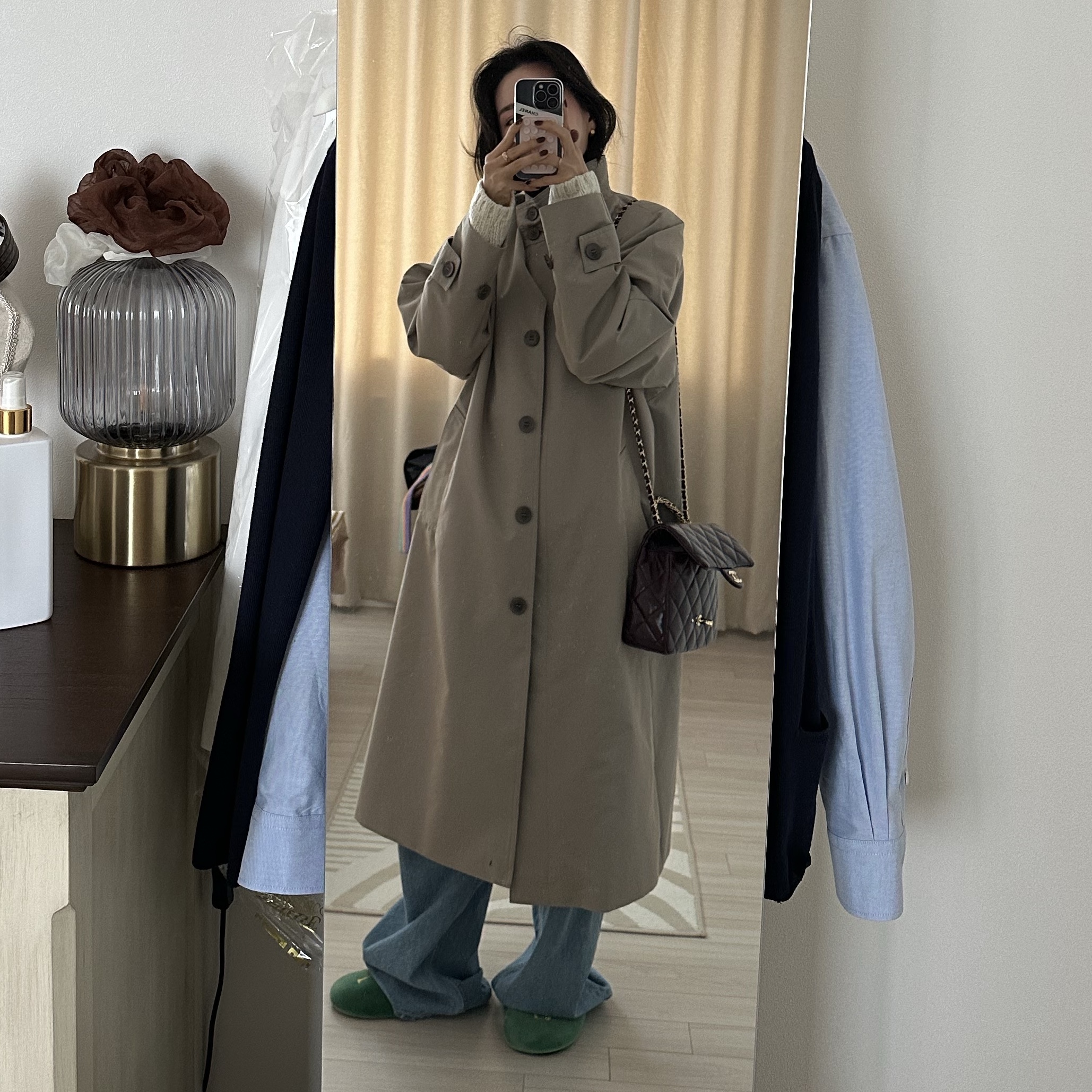 FARVEN Pratt Two Tone Trench Coat Beige 착용 스타일