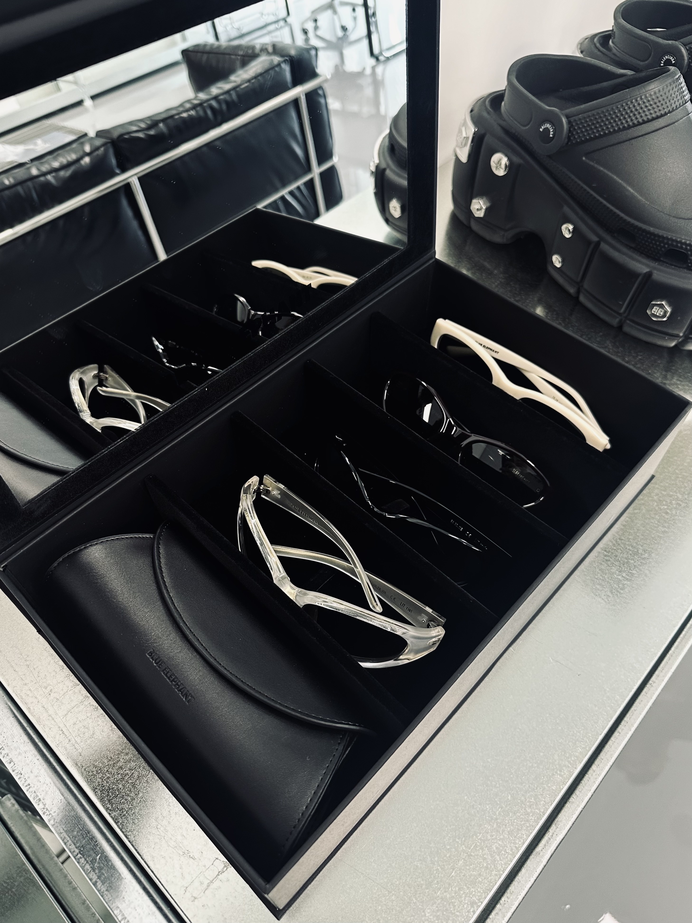 Toga Virilis AJ1066 Mules Leather Black 착용 스타일 - 2