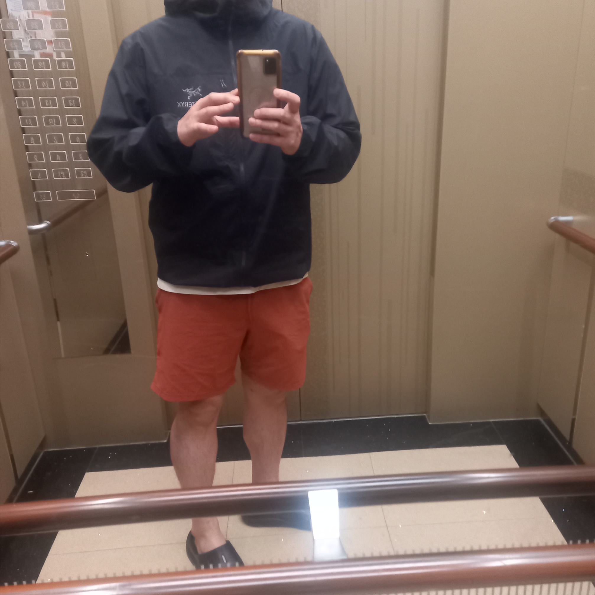 Arc'teryx Squamish Hoody Black, Arc'teryx Captive Split T-Shirt Atmos 착용 스타일 - 2