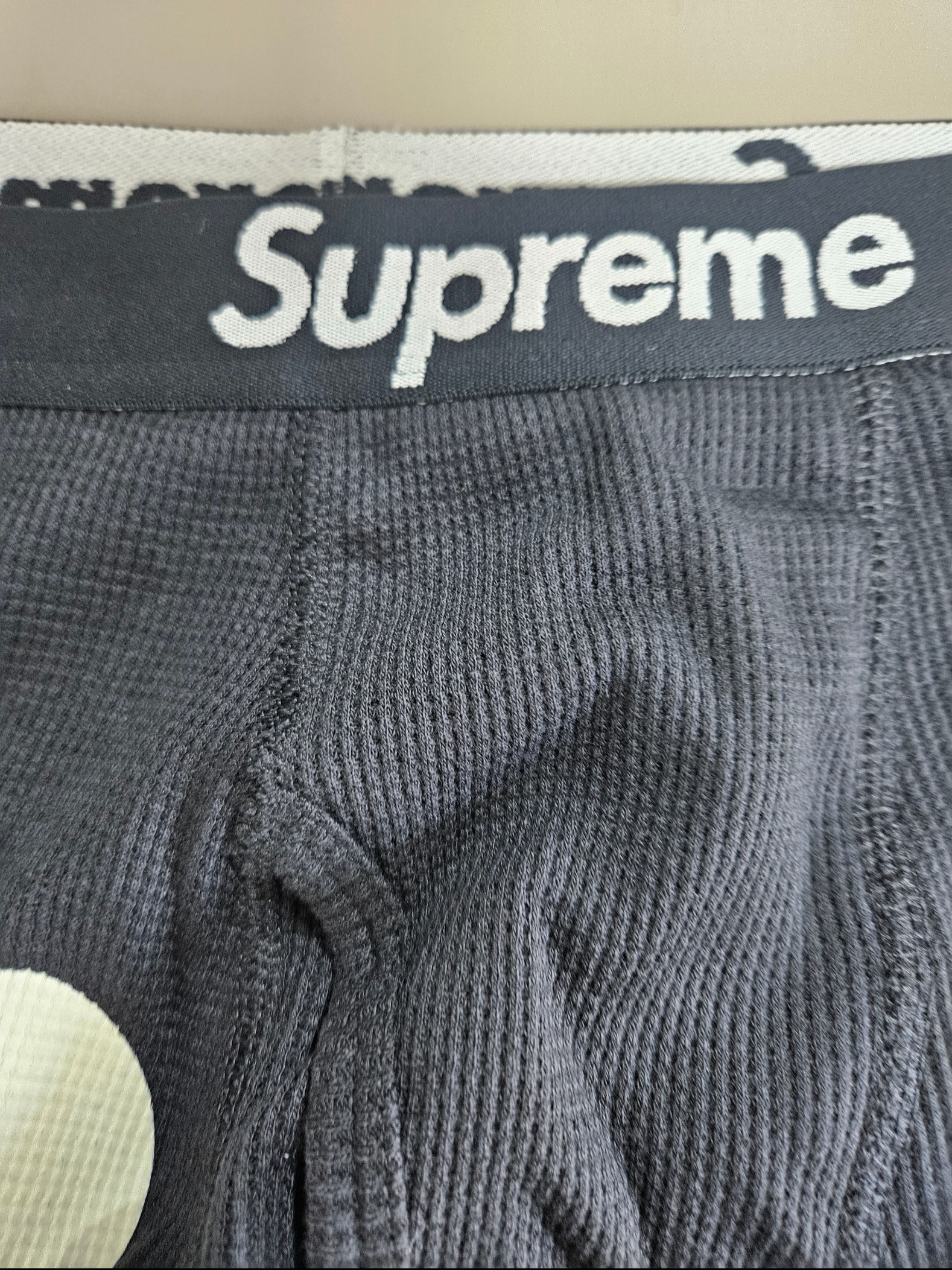 Supreme Stencil Thermal S/S Top Black - 24FW 착용 스타일 - 3