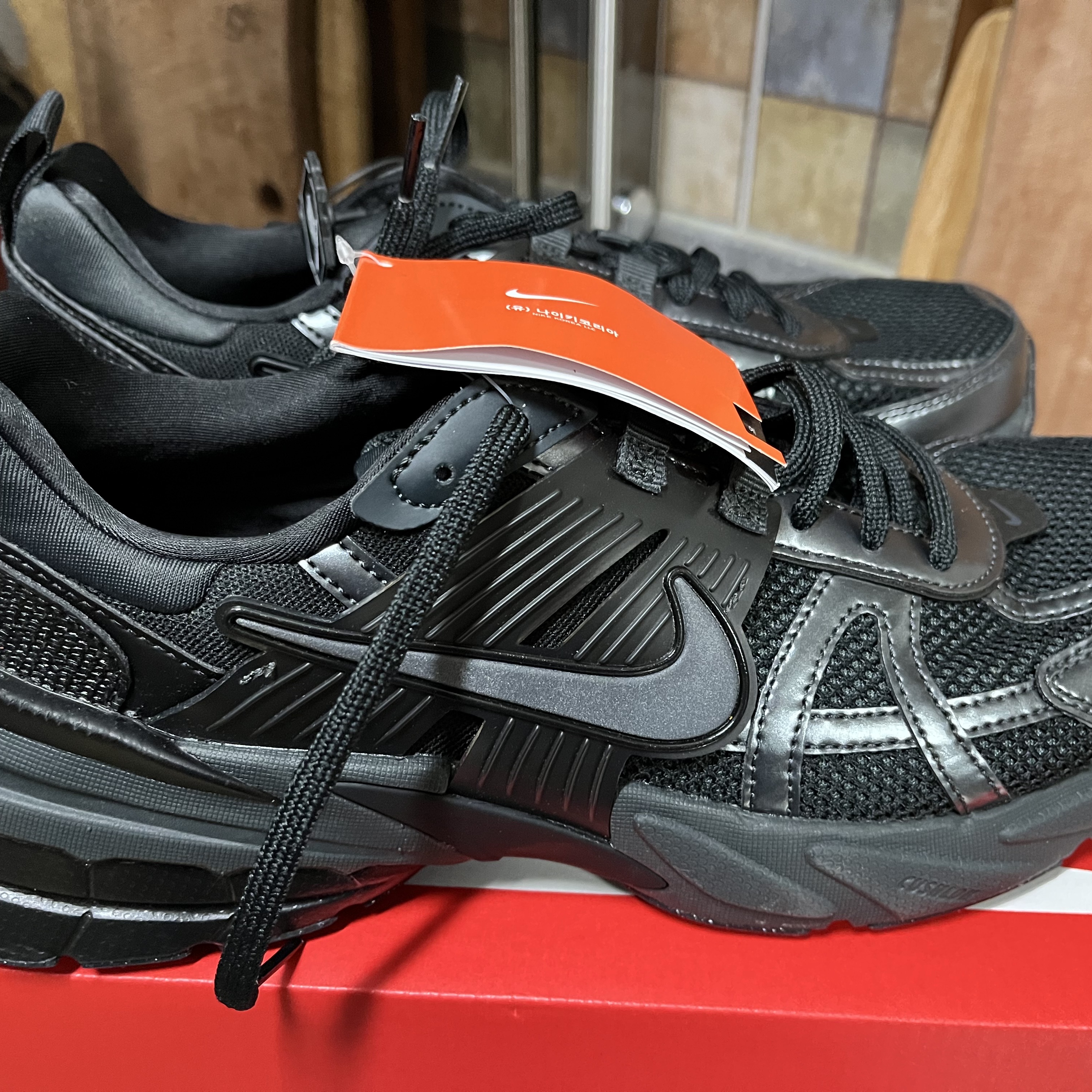 Nike V2K Run Black Anthracite 착용 스타일 - 1