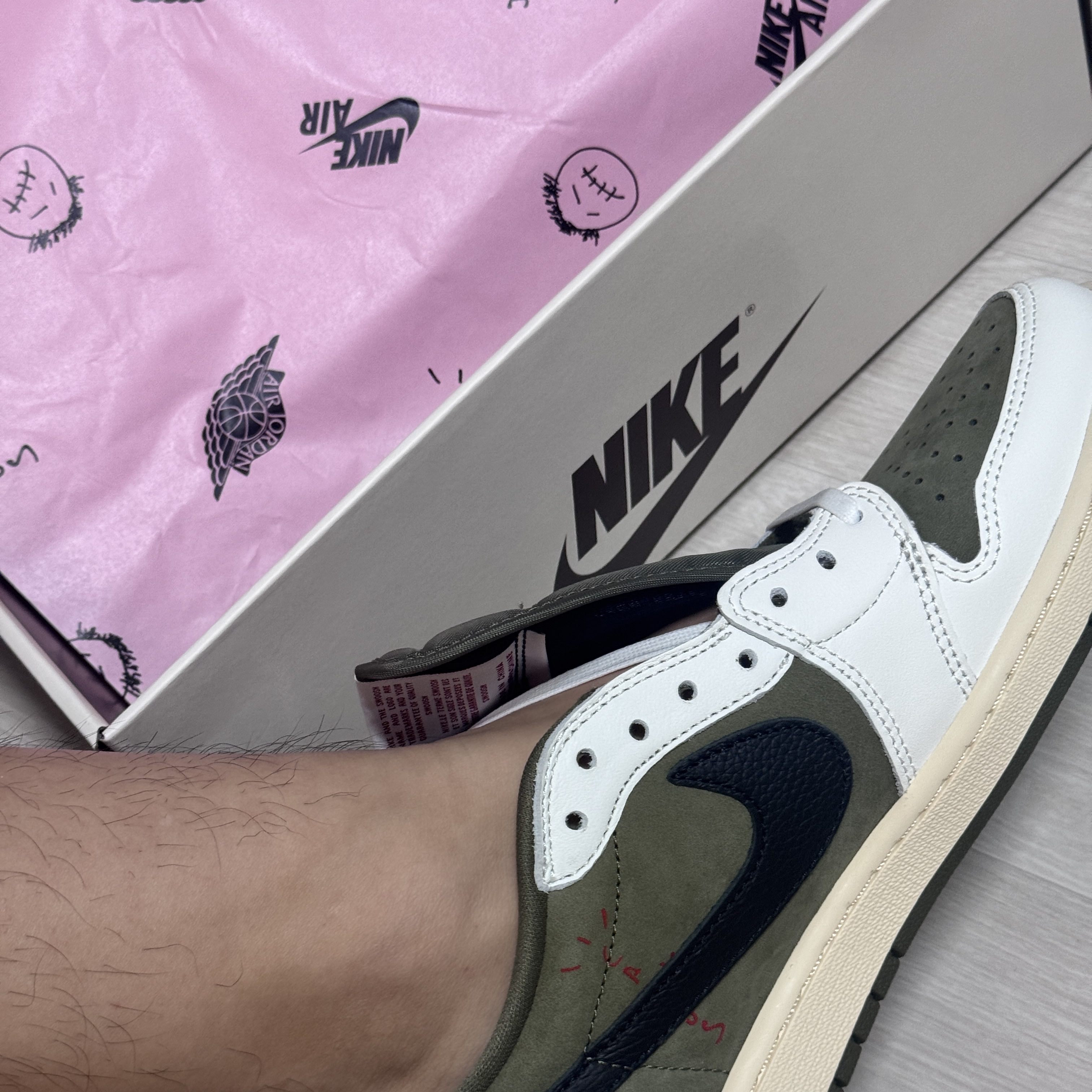 Jordan 1 x Travis Scott Retro Low OG SP Reverse Olive 착용 스타일