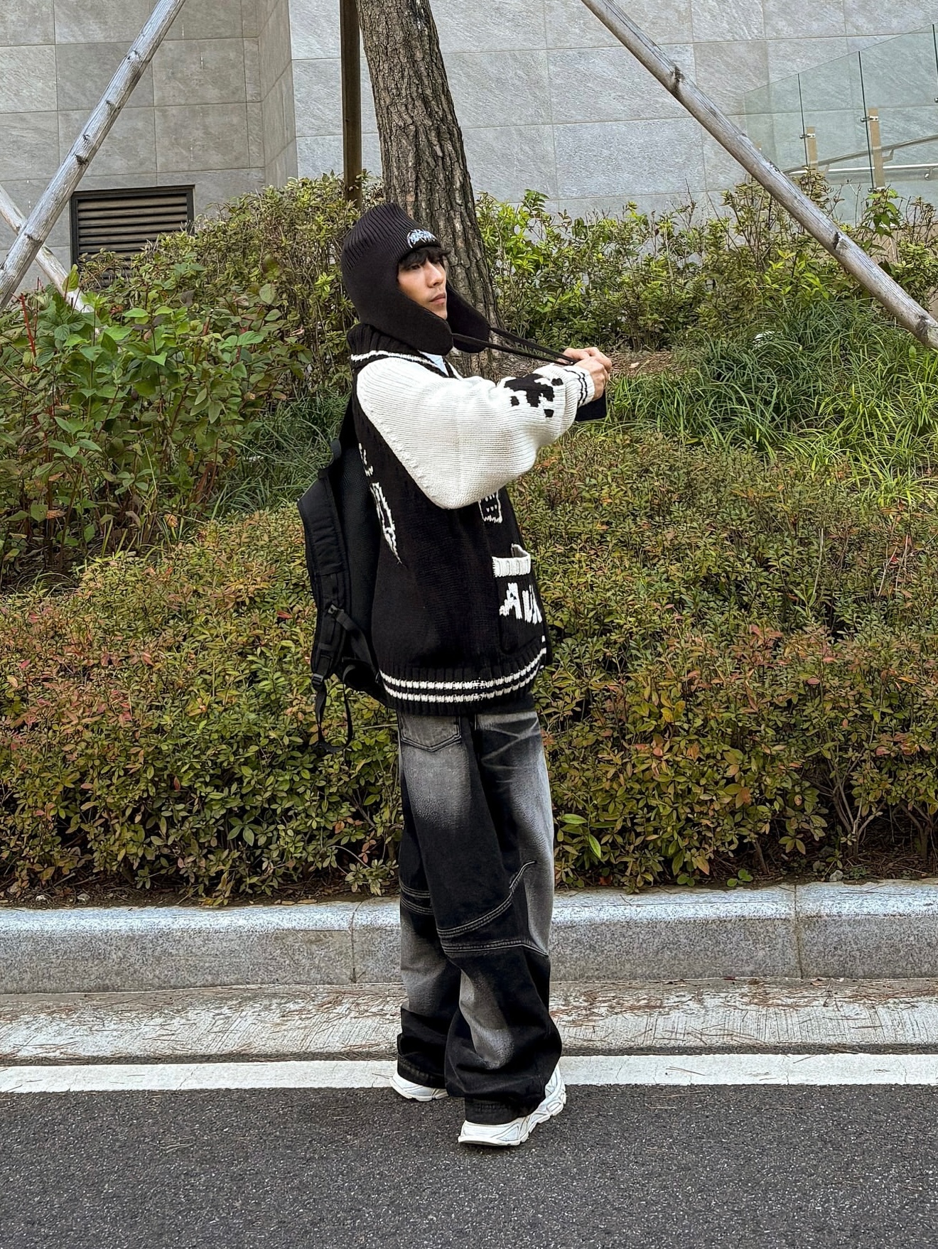 BLR Embossed Wave Washing Wide Denim Pants Black, BLR Embossed Wave Washing Wide Denim Pants Blue 착용 스타일