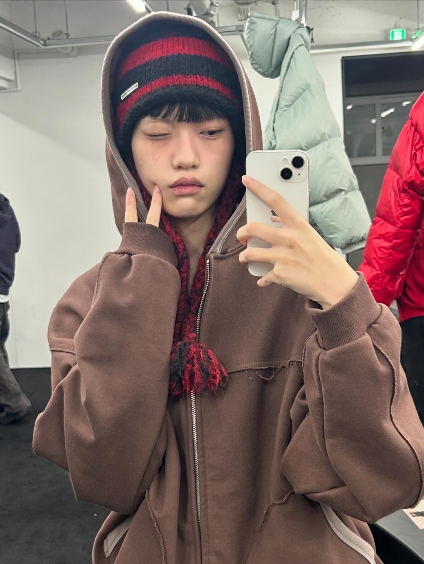 Thevinylhouse Ear Flap Stripe Beanie Red, Thevinylhouse Ear Flap Stripe Beanie Green 착용 스타일