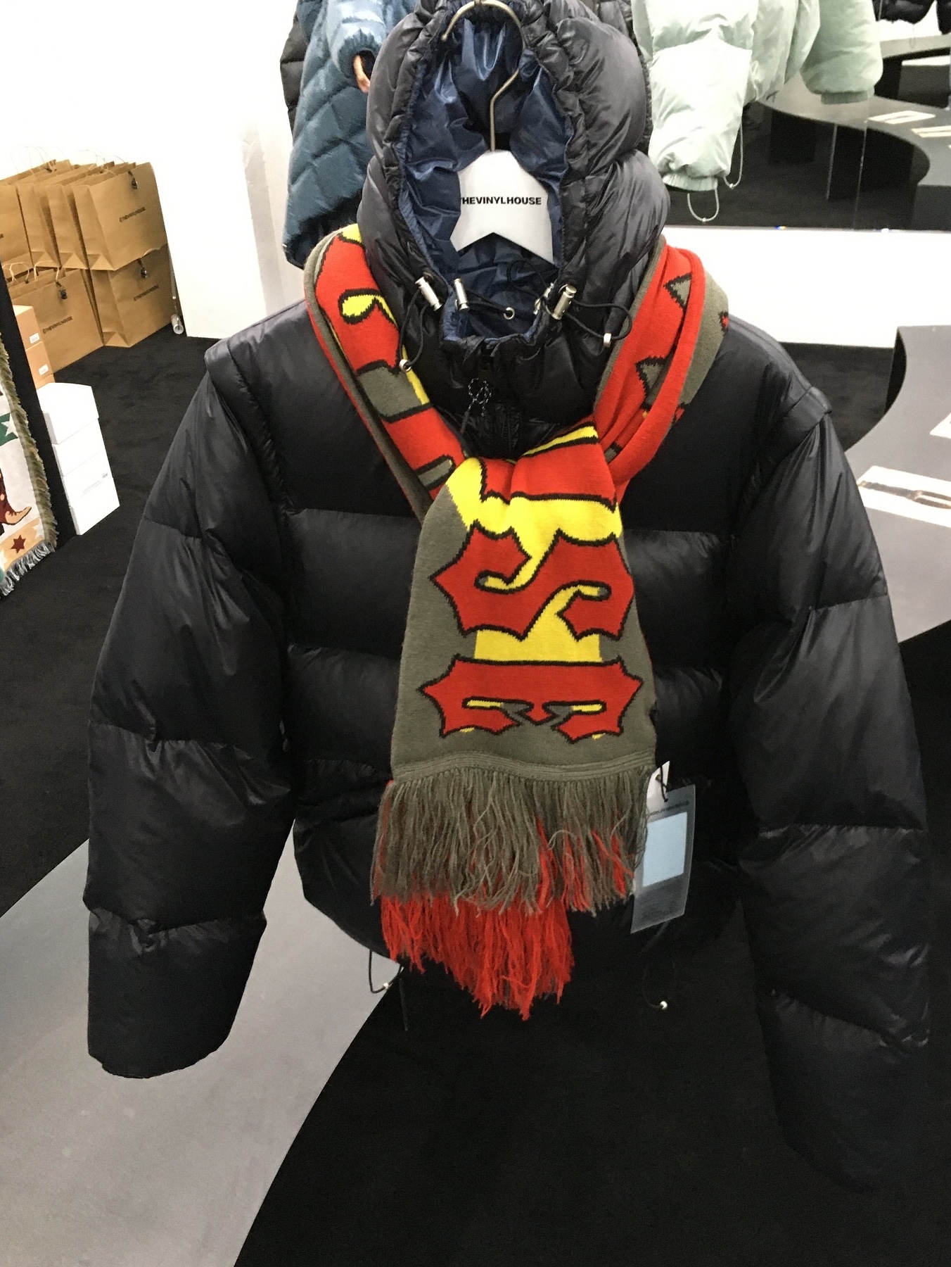 Thevinylhouse Hooded Duck Down Jacket Black, Thevinylhouse Hooded Duck Down Jacket Charcoal 착용 스타일