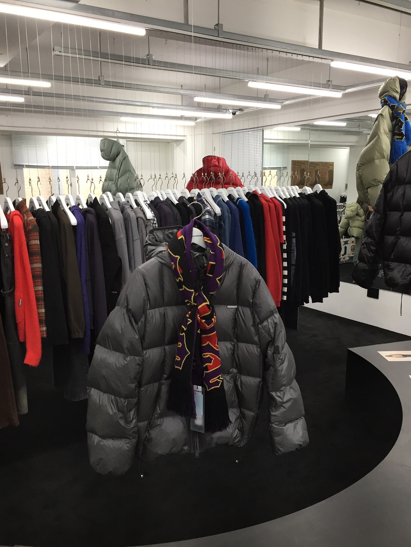 Thevinylhouse Hooded Duck Down Jacket Black, Thevinylhouse Hooded Duck Down Jacket Charcoal 착용 스타일