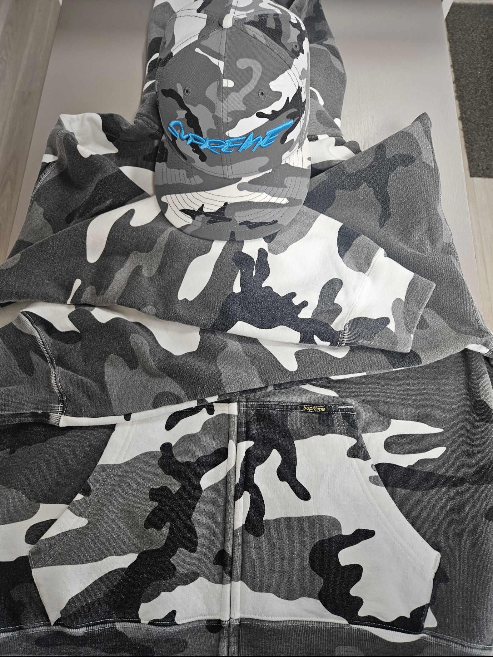 Supreme Work Zip Up Hooded Sweatshirt Snow Camo - 24FW, Supreme x Futura x New Era Snow Camo - 24SS 착용 스타일 - 1