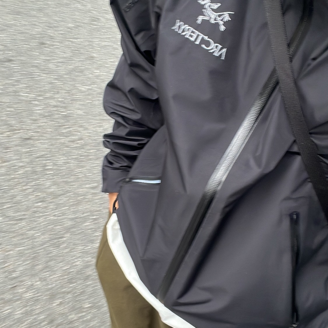 Arc'teryx Beta LT Jacket Black 착용 스타일