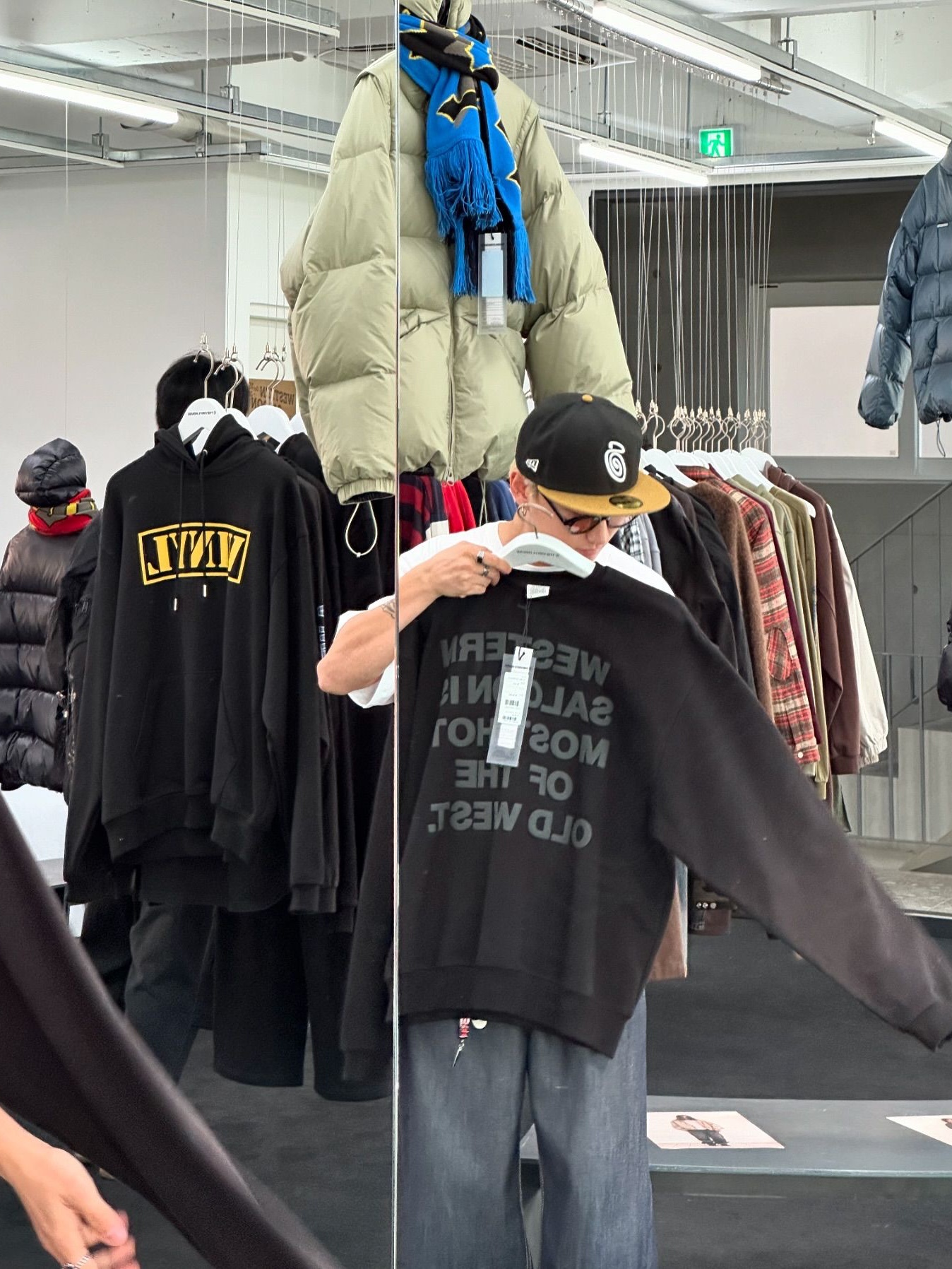Thevinylhouse Old West Typo Sweatshirt Black, Thevinylhouse Old West Typo Sweatshirt Deep Blue 착용 스타일