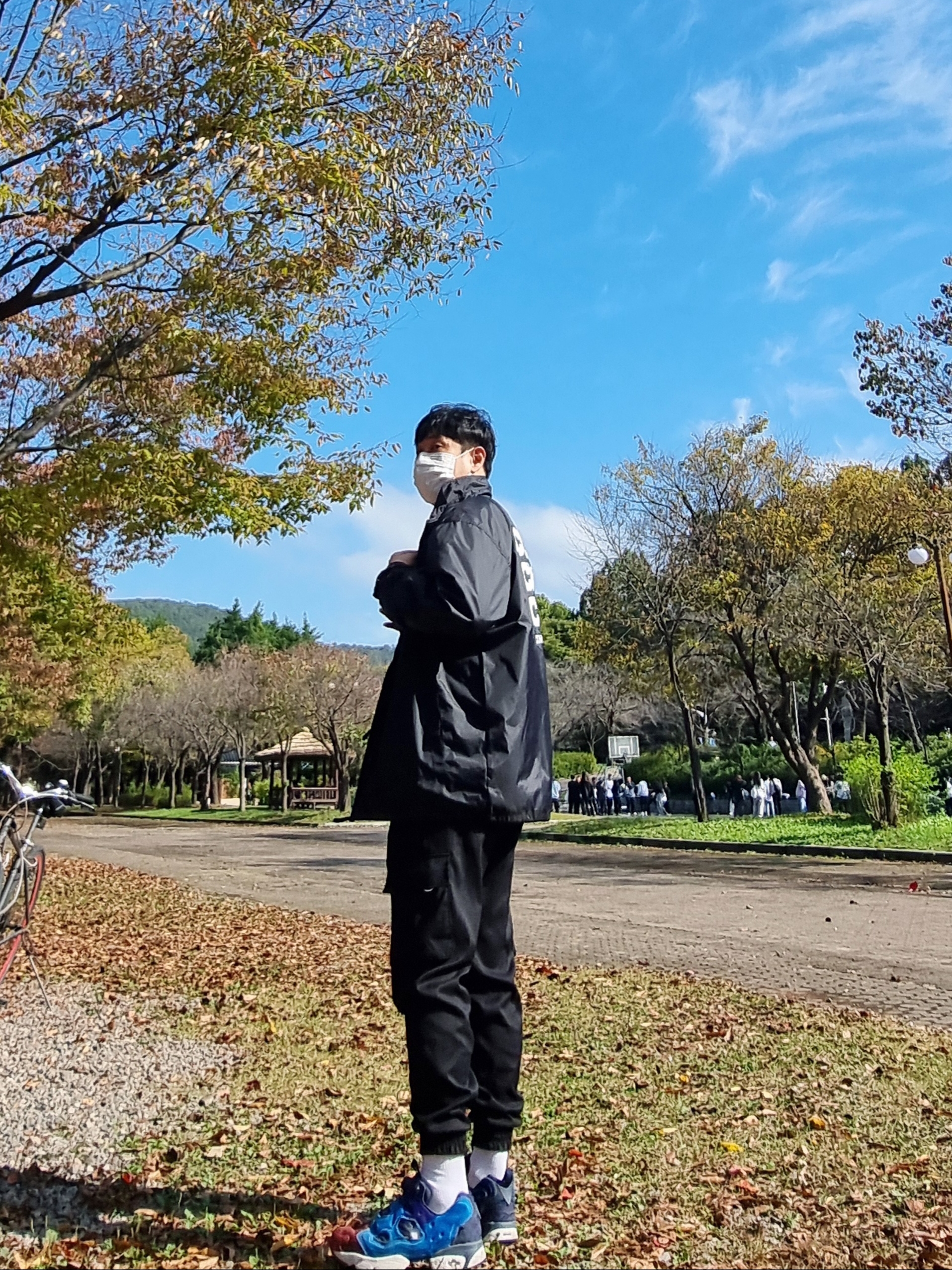 CDG Logo Coach Jacket Black, Carhartt Loose Fit Heavyweight Regular Long Sleeve Pocket T-Shirt White 착용 스타일 - 3