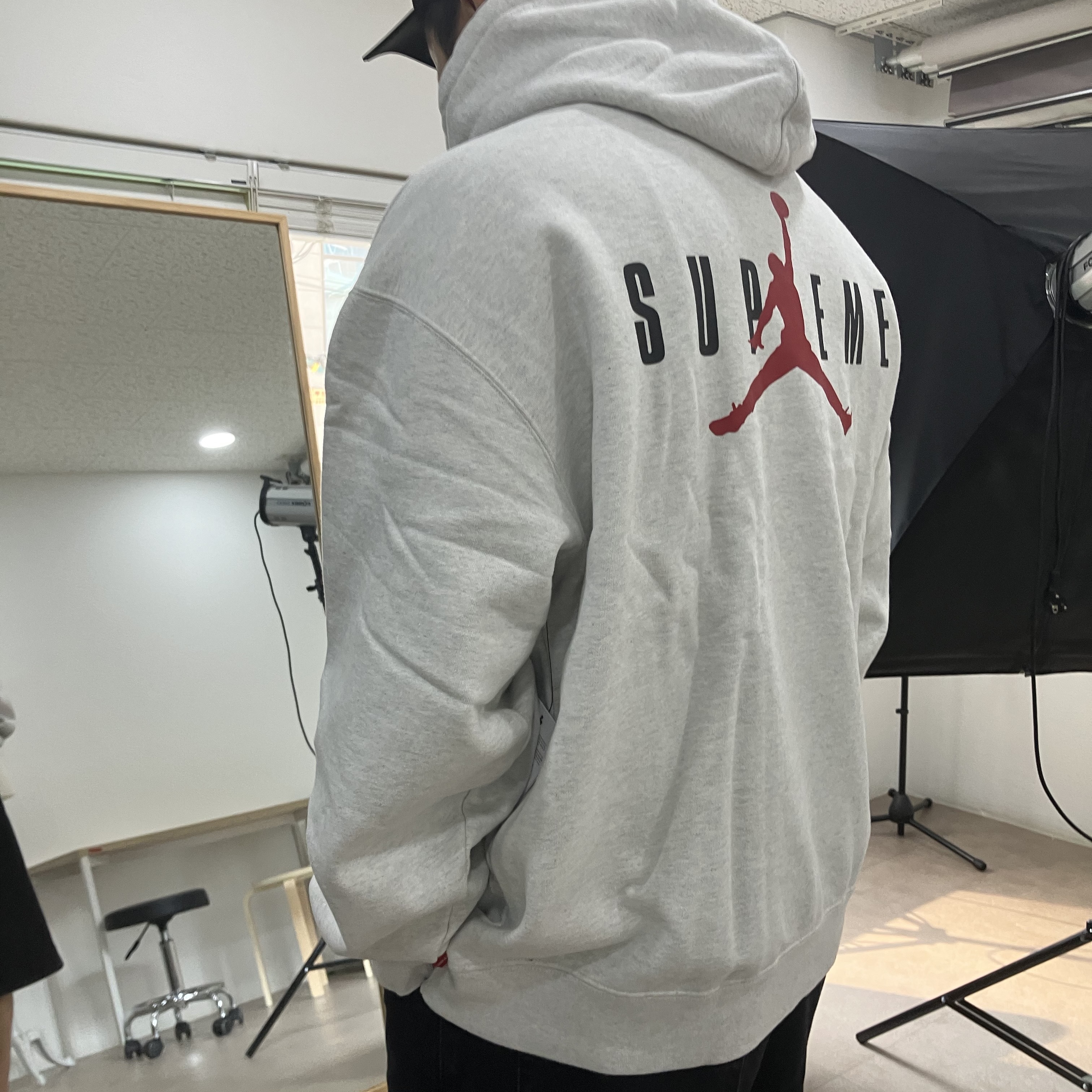 Supreme x Jordan Hooded Sweatshirt Ash Grey - 24FW 착용 스타일