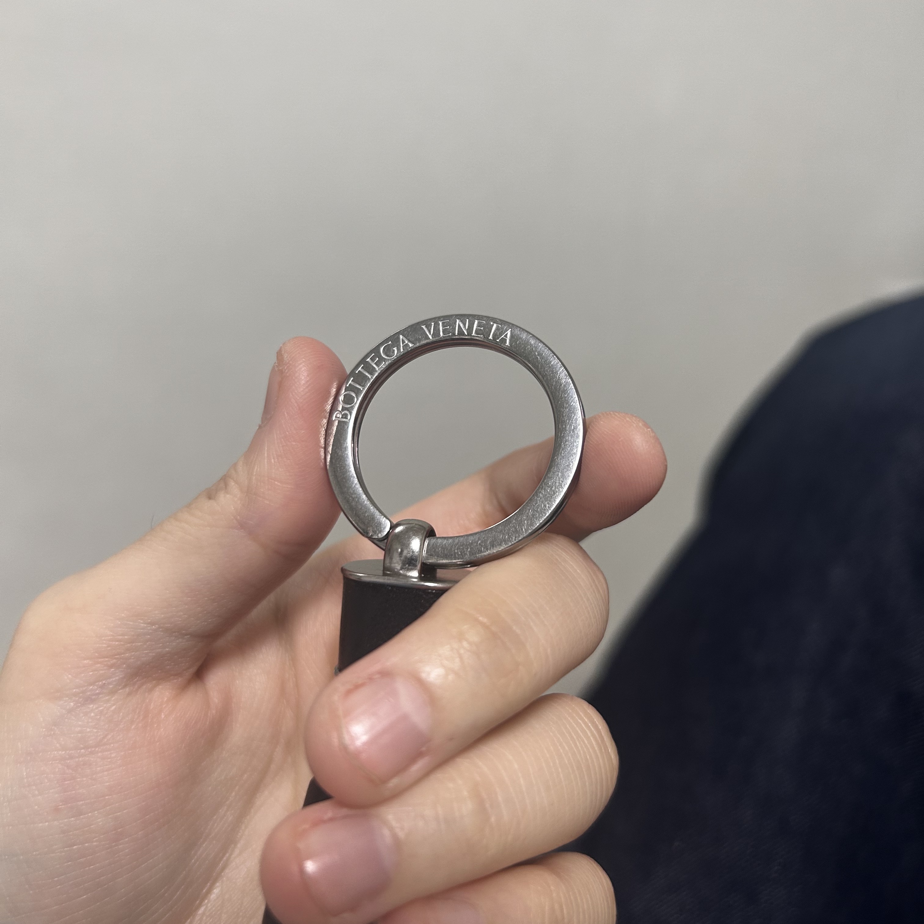 Bottega Veneta Intreccio Keyring Black 착용 스타일 - 2